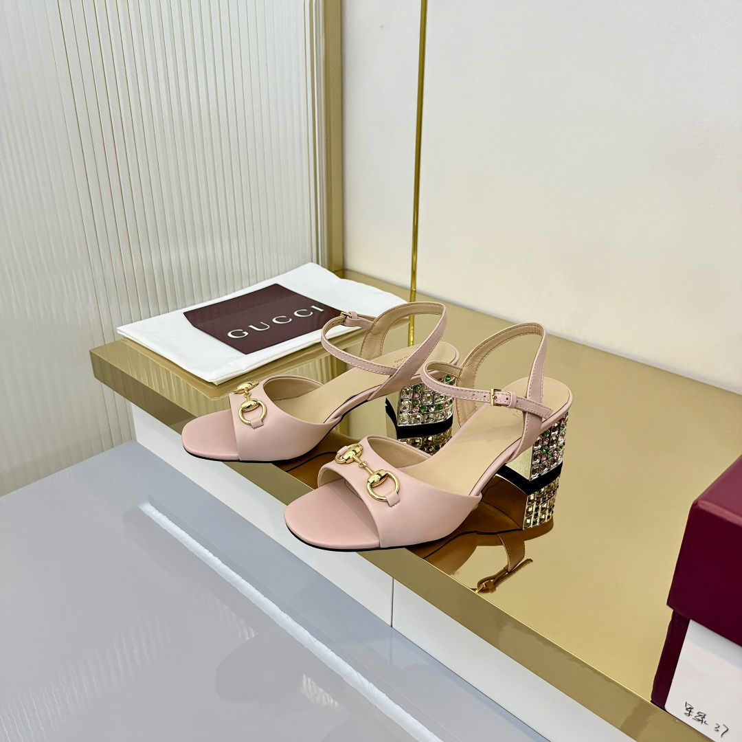 NO:670284,Genuine leather outsole, simulated leather outsole, high version of GUCCI 2026 spring new women's horsebit mid-heeled sandals and high heels, catwalk style, original development. The shoe last is carefully polished for 3 months to ensure comfort. This year's super popular waterproof platform series, Gucci has also started to update this series~ ———————————————Materials and fabrics Imported original fabrics, patent leather, sheepskin lining, heel height 5.5cm  Size 35-42 (40, 41, customized), high heels and sandals, gucci, sandals, high heels, sheepskin, Leather soles19860909真皮大底仿真皮大底 高版本GUCCI 2026春季新款女士马衔扣中跟凉鞋高跟鞋 走秀款,原版开发.为保证舒适度精心打磨鞋楦3个月之久.今年超流行防水台系列,gucci也开始了这个系列的更新了～ ——————————————— 材料面料进口原版布料,漆皮 内里内里羊皮 跟高5.5cm  码数35-42（40,41,订做）,高跟鞋凉鞋,gucci,sandals,high heels,sheepskin,Leather soles,Women's Shoes