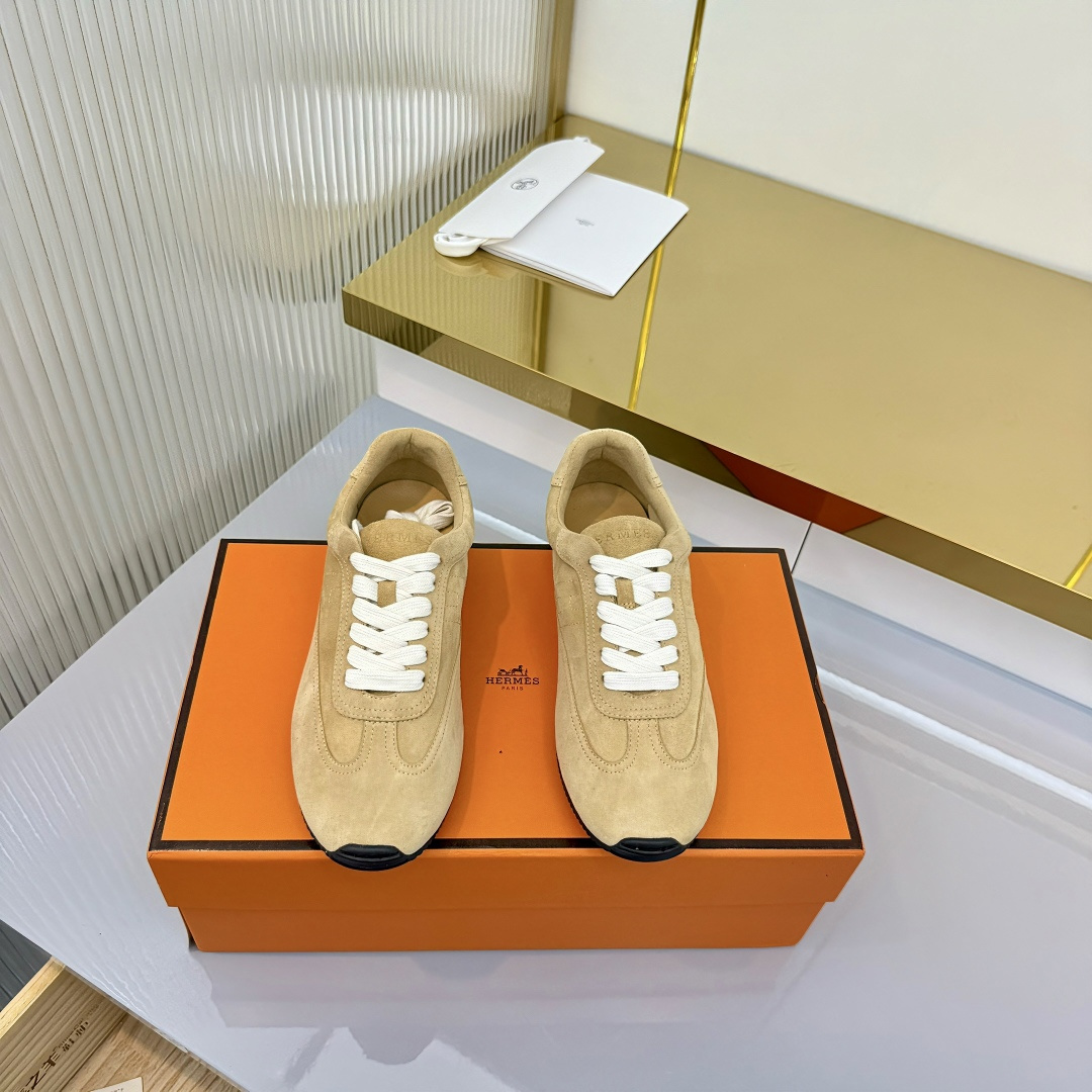 NO:681138,Top version!  Hermes casual shoes!  H family 26ss new spring moral training shoes!  Suspension boot shape + British retro design, classic and attractive!  The original inverted mold last, the ultimate 1:1 shape h is soft and delicate, showing an exquisite texture!  Open the mold to customize the A-level high-density private mold outsole with luxurious packaging!  Size 35-41, 41 customized. Buy now, casual shoes/sports shoes, hermes, hermes, boots, sneakers19860909顶级版本！ Hermes 爱马仕休闲鞋！ H家26ss春季新款德训鞋板鞋！经楦靴型+英伦复古设计,经典耐看！原版倒模楦型,极致1:1形体h柔软细腻,呈现出精致质感！ 开模定制A级高密私模大底,奢华包装！ 码数35-41,41定做 立即抢购,休闲鞋/运动鞋,hermes,hermes,boots,sneakers,Women's Shoes