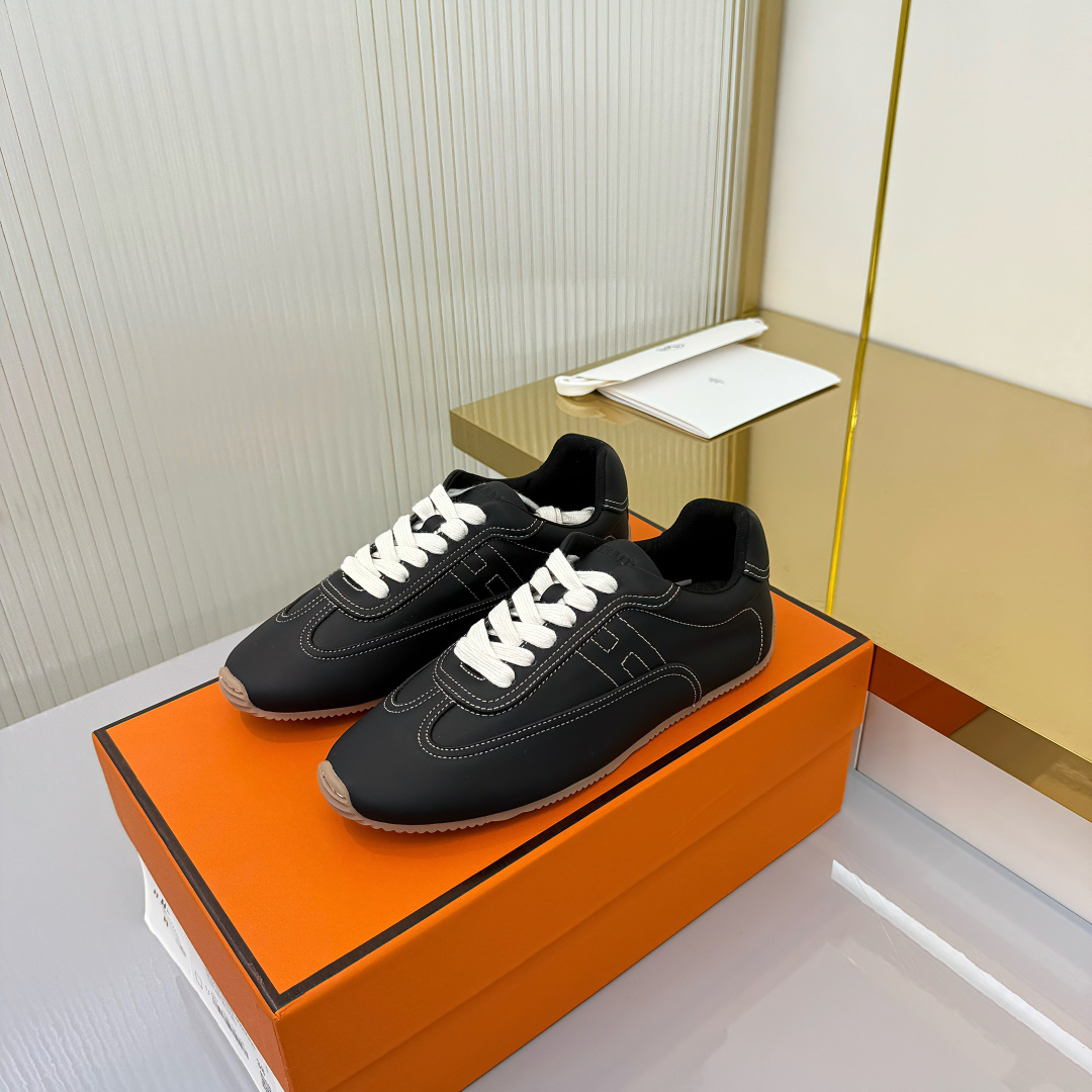 NO:681142,Top version!  Hermes casual shoes!  H family 26ss new spring moral training shoes!  Suspension boot shape + British retro design, classic and attractive!  The original inverted mold last, the ultimate 1:1 shape h is soft and delicate, showing an exquisite texture!  Open the mold to customize the A-level high-density private mold outsole with luxurious packaging!  Size 35-41, 41 customized, casual shoes/sports shoes, hermes, hermes, boots, sneakers19860909顶级版本！ Hermes 爱马仕休闲鞋！ H家26ss春季新款德训鞋板鞋！经楦靴型+英伦复古设计,经典耐看！原版倒模楦型,极致1:1形体h柔软细腻,呈现出精致质感！ 开模定制A级高密私模大底,奢华包装！ 码数35-41,41定做,休闲鞋/运动鞋,hermes,hermes,boots,sneakers,Women's Shoes