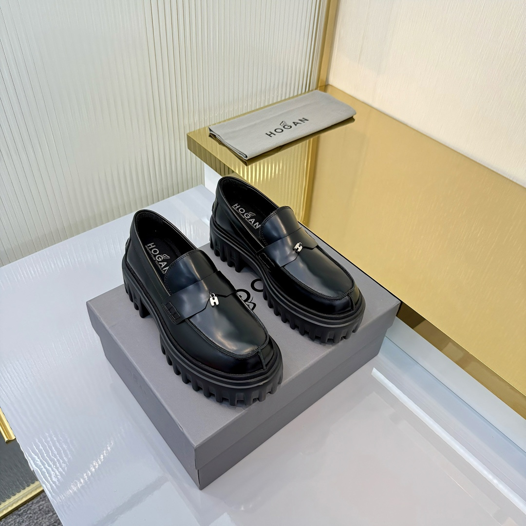 NO:681102,HOGAN H700 series  Adopting a unique thick-soled design, Jiang's eye-catching H logo is embedded in the iconic H-Stripes sole. The college-style loafers are made of velvety suede leather, decorated with quiet horizontal strips and H letter charms. They are lightweight yet urban and fashionable. The memory foam insole is lightweight and comfortable, showing an elegant style. Sizes 34-40. If you repost the picture, it will be popular [strong][strong][strong][Rose][Rose][Rose], loafers, loafers19860909HOGAN H700系列 采用个性的厚底设计,蒋醒目的H标志嵌入标志性H-Stripes鞋底,学院风乐福鞋以丝绒般的翻绒皮制成,饰以静巧横条和H字母吊饰,轻便又不失都市时尚,记忆泡沫内底轻巧舒适,从容呈现优雅风度.34-40码.转图必爆[强][强][强][玫瑰][玫瑰][玫瑰],乐福鞋,loafers,Women's Shoes