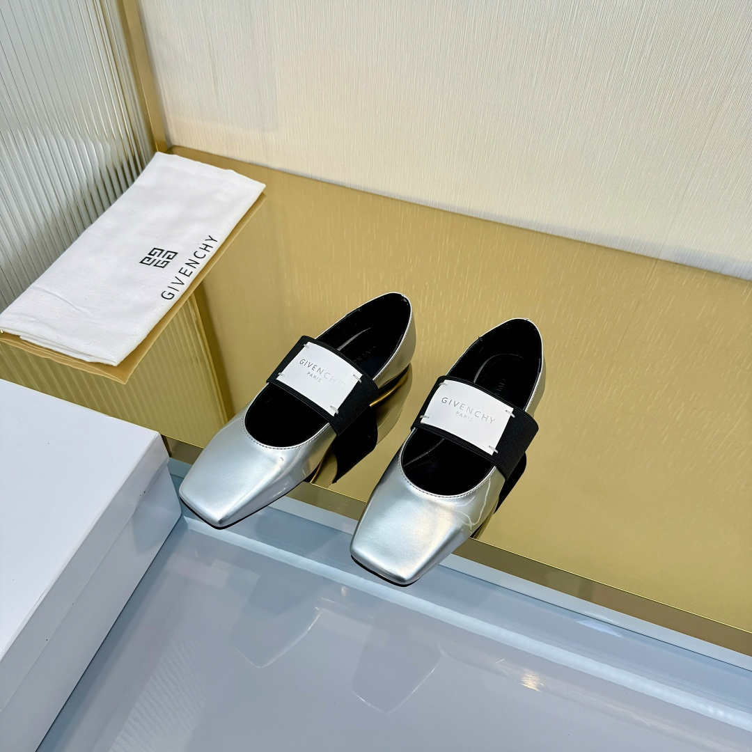 NO:681115,Given chy｜Givenchy 25 Today’s recommendation is the latest 2025 autumn and winter Sliced ​​Square ballet-style flat shoes. New BS upgraded version. Synchronized with the official website of the counter. The highest version on the market!  The thick sole with large buckle design is super cool, simple and fashionable. The Internet celebrity harvester has smooth and three-dimensional lines, casual and versatile. It is definitely a street style!  Fabric original custom-made patent cowhide, lining imported sheepskin lining, outsole original imported rubber outsole, high flat heel, shoe size: 35-39 (35.41 is non-returnable and non-exchangeable), single shoes, givenchy, givennchy, flats, cowhide, sheepskin19860909Given chy｜纪梵希 25  今日推荐2025秋冬最新款Sliced Square芭蕾风平底鞋 上新 BS升级版 专柜官网同步 市面最高版本！厚底搭配大饰扣设计超酷 简单太时髦了 网红收割机线条流畅立体,休闲百搭 绝对的炸街款！ 面料原版定制漆面牛皮 内里进口羊皮里 大底原版进口橡胶大底 跟高平底 鞋码: 35-39（35.41定不退不换）,单鞋,givenchy,givenchy,flats,cowhide,sheepskin,Women's Shoes