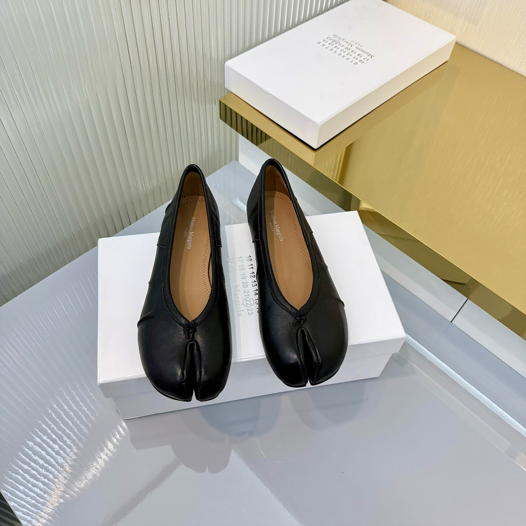 NO:681069,Christen 26ss early spring new split-toe bow Mary Jane ballet shoes. Soft sheep fabric with sheep lining as a design element. Super soft and comfortable. The length of the butterfly is used to adjust the wrapping of the shoes. Suitable for a wider range of people. It is basically not picky. It can be said that everyone has a pair. The most popular thin-soled boat shoes in 26 years. Black and white color matching are super easy to match. Niche design shoes, the upper foot is comfortable and versatile. The fabric is made of original imported sheepskin/sheep lining. The inner padding sheepskin  Original customized Italian leather outsole, size 35-40 (40 custom made, non-refundable), split-toe shoes, mary jane, sheepskin, Leather soles19860909Christen 26ss早春新款 分趾 蝴蝶结玛丽珍 芭蕾舞鞋 柔软绵羊面料加绵羊里皮作为设计元素 超软舒适 采用蝴蝶的长度来调节鞋子的包裹性 适合更广泛的人群 基本不挑脚 可以说人手一双 26年最流行的船鞋薄底风 黑白拼色超级好搭 小众设计鞋 上脚舒适百搭休闲 面料采用原版进口羊皮/绵羊里 内里垫脚羊皮 原版定制意大利真皮大底 码数35-40（40定做不退换）,分趾鞋,mary jane,sheepskin,Leather soles,Women's Shoes