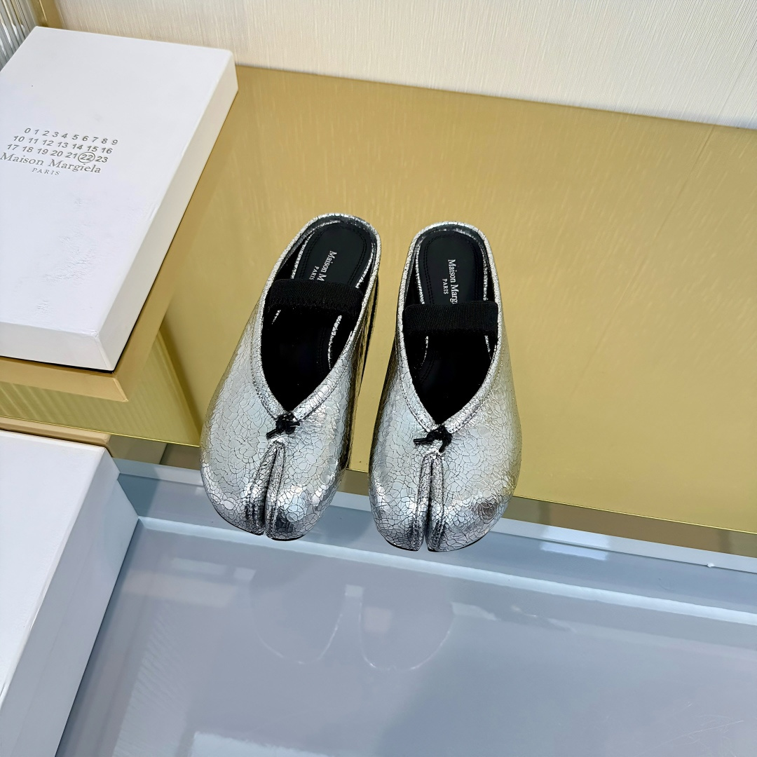 NO:681071,Christen 26ss early spring new split-toe bow Mary Jane ballet shoes. Soft sheep fabric with sheep lining as a design element. Super soft and comfortable. The length of the butterfly is used to adjust the wrapping of the shoes. Suitable for a wider range of people. It is basically not picky. It can be said that everyone has a pair. The most popular thin-soled boat shoes in 26 years. Black and white color matching are super easy to match. Niche design shoes, the upper foot is comfortable and versatile. The fabric is made of original imported sheepskin/sheep lining. The inner padding sheepskin  Original customized Italian leather outsole, size 35-40 (40 custom made, non-refundable), split-toe shoes, mary jane, sheepskin, Leather soles19860909Christen 26ss早春新款 分趾 蝴蝶结玛丽珍 芭蕾舞鞋 柔软绵羊面料加绵羊里皮作为设计元素 超软舒适 采用蝴蝶的长度来调节鞋子的包裹性 适合更广泛的人群 基本不挑脚 可以说人手一双 26年最流行的船鞋薄底风 黑白拼色超级好搭 小众设计鞋 上脚舒适百搭休闲 面料采用原版进口羊皮/绵羊里 内里垫脚羊皮 原版定制意大利真皮大底 码数35-40（40定做不退换）,分趾鞋,mary jane,sheepskin,Leather soles,Women's Shoes