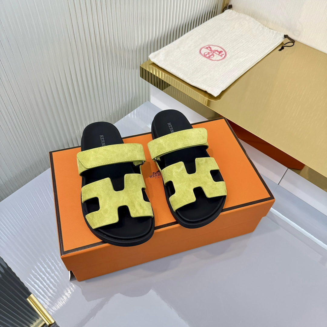 NO:681065,(Top version) Hermes Hermes' extremely popular couple's slippers/angle sandals, paired with various colorful socks, so trendy!  ———————— Upper imported cowhide/sheep leather/cloth/palmprint leather lining imported cowhide/sheepskin outsole Tpu non-slip and wear-resistant outsole Women’s size 35-42 (40.41.42 non-refundable and non-exchangeable) Men’s size 39-45 (45 non-refundable and non-exchangeable) Buy now  Buy now,slippers,hermes,hermes,sandals,slippers,cowhide,sheepskin,sheep,socks19860909（顶级版本） Hermes 爱马仕 火到不行的情侣款二舅拖/夹角凉鞋拖鞋,搭配各种彩色袜子,潮爆了！ ———————— 鞋面进口牛皮/羊京皮/布面/掌纹皮 内里进口牛皮/羊皮 大底Tpu防滑耐磨大底 女码35-42（40.41.42不退不换) 男码39-45（45不退不换） 立即抢购 立即抢购,拖鞋,hermes,hermes,sandals,slippers,cowhide,sheepskin,sheep,socks,Women's Shoes