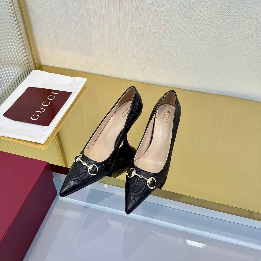 NO:681098,2025 early autumn new GUCCi high-end boutique shoes v Gucci [patent leather G G crystal] mesh diamond luxury crystal high heels top purchasing quality!  It is a 1:1 replica of the original version, and every detail has been carefully polished and made delicately. It can be compared with ZG, and the quality is unparalleled!  This series pays special attention to creating single product highlights through details, using feminine details such as lace crystals and tulle to show the new concept of femininity. This loafer is carefully embellished with an all-over GG pattern, and uses sparkling crystals to create a stunning work that reinterprets the charm of contemporary women. The original fabric is customized imported patent leather + imported silk screen + rhinestone GG all-over crystal. Lining/foot pads are imported sheepskin lining. Heels and high heels. Sizes 35-42 [custom-made by 404142] non-refundable.  Full set of Ankola wine red original packaging. Buy now, high heels, single shoes, gucci, gucci, loafers, high heels, sheepskin198609092025早秋新款 GUCCi高端精品单鞋v古驰【漆皮G G水晶】网钻奢华水晶高跟鞋顶级代购品质！原版1:1复刻,毎个细节皆经过精心打磨细腻制作.可与ZG对比如一,无二品质！ 本系列尤为注重通过细节打造单品亮点,以蕾丝水晶和薄纱等富有女性魅力的细节,展现女性气质的新理念.这款乐福鞋精心点缀通体GG图案,运用闪耀动人的水晶打造令人惊艳的作品焕新诠释当代女性魅力 面料原版定制进口漆皮+ 进口丝网+水钻GG通体水晶 内里/垫脚进口羊皮里 鞋跟高跟 尺码35-42【404142定做】不退换 包装全套安可拉酒红原包装 立即抢购,高跟鞋单鞋,gucci,gucci,loafers,high heels,sheepskin,Women's Shoes