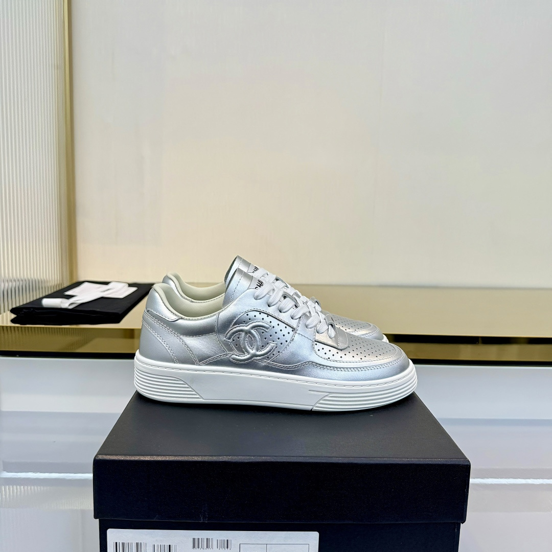 NO:681080,Graffiti style high version CHANEL Chanel new panda sneakers Panda shoes Chanel 2026ss hot panda shoes color thick-soled casual sports shoes sneakers counter synchronization counter is very popular very difficult to buy a shoe the most popular thick-soled panda shoes on the Internet can be imagined Xiaoxiang control can not miss the appearance and comfort coexist simple and versatile white shoes thick soles increase super versatile, whoever you close your eyes will look good in it  Upper calfskin, lining imported sheepskin lining, outsole TPU original outsole Size: 35-40 (41 customized) Buy now, casual shoes/sports shoes, chanel, chanel, sneakers, cowhide, sheepskin19860909涂鸦款高版本 CHANEL香奈儿新款熊猫板鞋熊猫鞋 香奈儿2026ss火爆熊猫鞋配色厚底休闲运动鞋板鞋  专柜同步 专柜非常火爆 非常难买的一款鞋 全网最火的厚底熊猫鞋 可想而知小香控不可错过的 颜值与舒适并存的 简约百搭小白鞋 厚底增高超级百搭,闭眼入谁穿谁好看  鞋面小牛皮 内里进口羊皮里 大底TPU原版大底 码数:35-40（41 定做 立即抢购,休闲鞋/运动鞋,chanel,chanel,sneakers,cowhide,sheepskin,Women's Shoes