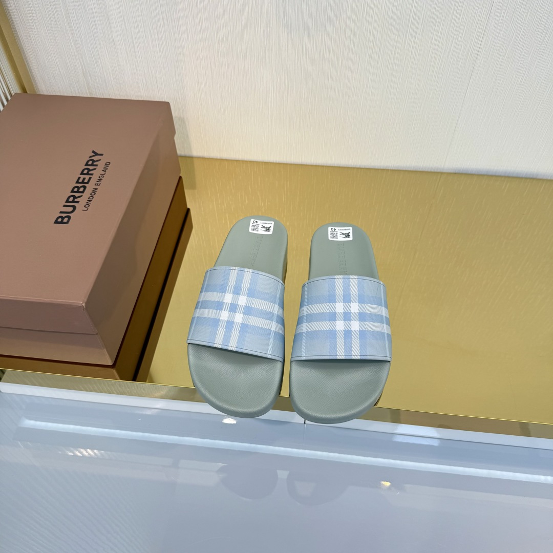 NO:681074,The new slippers in the counter are decorated with the three-dimensional logo of the brand letters and the name of Burberry's debut series 'Kingdom' by chief creative director Riccardo Tisci. Size guide: One to one original plate, 5D printed pattern, eco-friendly polyurethane upper, rubber sole. Slip-on design. Size, 36-46. Full package at counter, slippers, burberry, slippers19860909专柜新款拖鞋饰有品牌字母立体徽标,以及首席创意总监 Riccardo Tisci 的 Burberry 首秀系列名称「Kingdom」 尺码指南 原板一比一,图案5D打印, 鞋面环保聚胺脂 , 鞋底橡胶 套穿式设计 码数,36-46 专柜全套包装,拖鞋,burberry,slippers,Women's Shoes