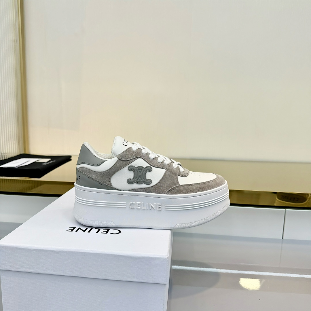 NO:681108,CELINE BLOCK TRIOMPHE cow leather wedge sneakers, white shoes with thick soles and wool lining. The Arc de Triomphe logo is embossed on the back of the shoe. New model for early autumn. Arc de Triomphe logo lace. Simple and comfortable, clean and neat, heightening and showing slim legs. Whether worn alone or paired with wide-leg pants, high street and retro together to make a CELINE girl. Original cowhide contrast color upper. Original lining. Outsole rubber material 35-39 (other sizes are customized)  Buy now,casual shoes/sports shoes,celine,celine,sneakers,cowhide19860909CELINE赛琳 BLOCK TRIOMPHE牛皮革坡跟运动鞋厚底羊毛里小白鞋 鞋后帮压印凯旋门标志 早秋新款 凯旋门徽标系带 简单舒服,干净利落,增高显腿细 无论是单穿还是搭配阔腿裤,高街又复古一起来做CELINE女孩 鞋面原版牛皮撞色 原版内里 大底橡胶材质 35-39（其它码数定做） 立即抢购,休闲鞋/运动鞋,celine,celine,sneakers,cowhide,Women's Shoes