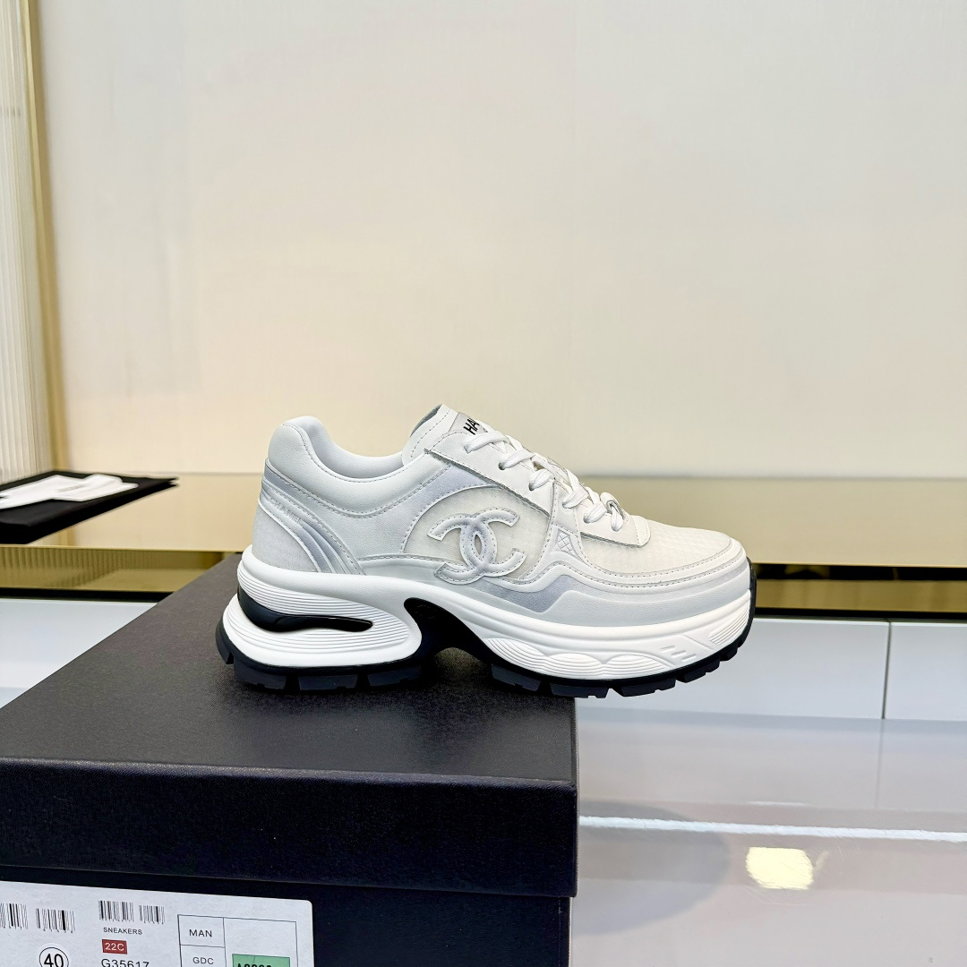 NO:681101,Chanel casual sneakers ~ Original calfskin panda shoes Chanel Chanel 25C Latest hot style Panda Black and white sneakers Casual sneakers Xiaoxiang Hot item Classic black and white Panda color Coco girls must pay for it Fabric: Original customized mixed sheepskin Lining: Original imported breathable mesh lining Outsole: Original molded rubber + TPU combination Size:  Women's 35-41, casual shoes/sports shoes, chanel, chanel, sneakers, cowhide, sheepskin19860909香奈儿休闲运动鞋  ～原版小牛皮熊猫鞋 Chanel 香奈儿 25C 最新爆款 熊猫 黑白 运动鞋 休闲板鞋 小香 爆款单品 经典黑白 熊猫配色 coco女孩必要入款 面料: 原版定制混种羊皮 内里: 原版进口透气网里 大底: 原版开模橡胶+TPU组合 Size: 女款35-41,休闲鞋/运动鞋,chanel,chanel,sneakers,cowhide,sheepskin,Women's Shoes