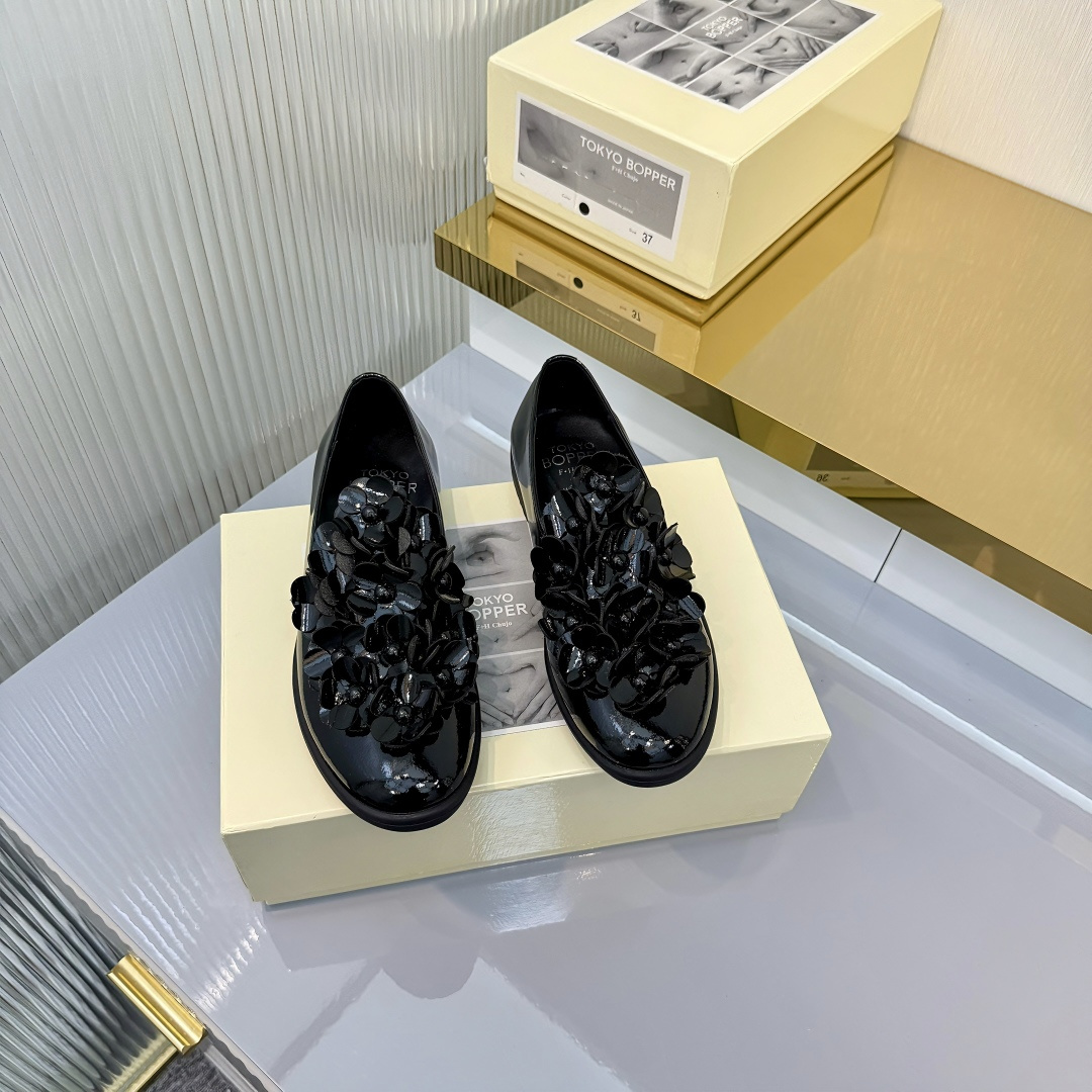 NO:681095,2026 early spring new niche fashion product Tokyo Bopper butterfly series!  Xiaohongshu grass-growing model~Tokyo purchasing agent is very popular. Original 1:1 customization and repeated debugging. Fabric original environmentally friendly cowhide/patent leather. Lining sheepskin. Foot pad sheepskin. Outsole. Exclusive molding original rubber outsole. Size 35-40, loafers, loafers, cowhide, sheepskin.198609092026早春新款小众潮品Tokyo Bopper蝴蝶系列！小红书种草款～东京代购超火 原版1:1定制反复调试 面料原版环保牛皮/漆皮 内里羊皮 垫脚羊皮 大底独家开模原版橡胶大底 码数35-40,乐福鞋,loafers,cowhide,sheepskin,Women's Shoes