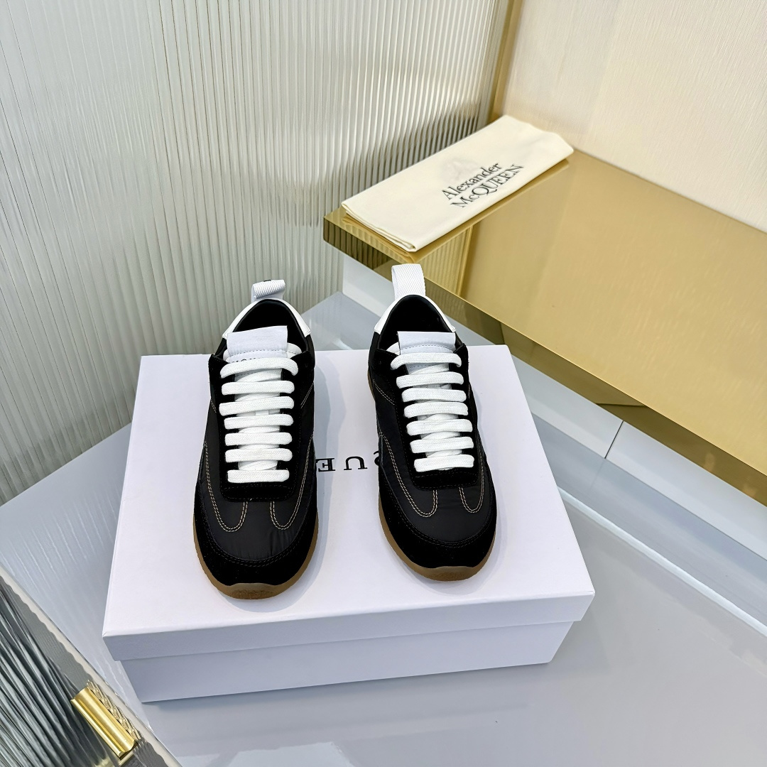 NO:693424,Men and women McQueen Ec1 26ss new white shoes Dexun sneakers are the most popular Dexun shoes at the moment. Inspired by the classic retro college style, it is a new interpretation of the classic, light, comfortable and breathable, a must-have item for all seasons. Whether it is paired with jeans or a skirt, the style can be switched easily.  No pressure! Speaking of comfort, these shoes are also quite good! The suede material makes the feet feel softer, suitable for long-term wear, and you will not feel tired even when shopping. This detail really impressed me!  Material: high silk cowhide suede patchwork, lining sheepskin Outsole: original raw rubber outsole Size #Female 35-40, custom made (non-returnable) Black and white, men's size 35-45 available Buy now, casual shoes/sports shoes, alexander mcqueen, sneakers, skirts, jeans, sheepskin, chamois leather19860909女男 McQueen 麦昆 Ec1 26ss新款 小白鞋 德训运动鞋 当下最火爆的一款的德训鞋 灵感来自经典复古学院风,全新演绎经典,轻便、舒适、透气的四季必备单品 无论是搭配牛仔裤还是裙子,风格切换毫 无压力!说到舒适感,这双鞋也是相当出色!麂皮材质让脚感更柔软,适合长时间穿着,即便是逛街也不会觉得累.这个细节真是打动了我！ 材质高丝光牛反绒拼布 内里羊皮 大底:原版生胶大底 Size#女35-40订做不退换） 黑色白色有男款35-45 立即抢购,休闲鞋/运动鞋,alexander mcqueen,sneakers,skirts,jeans,sheepskin,chamois leather,Women's Shoes