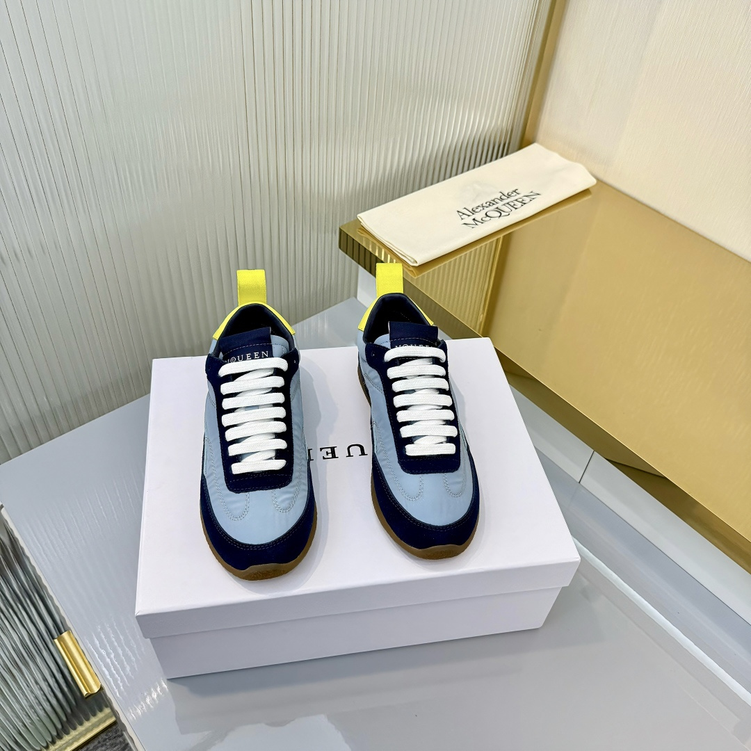 NO:693428,Women's McQueen Ec1 26ss new white shoes Dexun sneakers are the most popular Dexun shoes at the moment. Inspired by the classic retro college style, it is a new interpretation of the classics. It is a light, comfortable and breathable essential item for all seasons. Whether it is paired with jeans or a skirt, the style can be switched easily.  No pressure! Speaking of comfort, these shoes are also quite good! The suede material makes the feet feel softer, suitable for long-term wear, and you will not feel tired even when shopping. This detail really impressed me!  Material High mercerized cow suede patchwork Sheepskin lining Outsole: Original raw rubber outsole Size #Female 35-40 Customized (non-returnable) Black and white, men’s size 35-41 available Buy now, casual shoes/sports shoes, alexander mcqueen, sneakers, skirts, jeans, sheepskin, chamois leather19860909女 McQueen 麦昆 Ec1 26ss新款 小白鞋 德训运动鞋 当下最火爆的一款的德训鞋 灵感来自经典复古学院风,全新演绎经典,轻便、舒适、透气的四季必备单品 无论是搭配牛仔裤还是裙子,风格切换毫 无压力!说到舒适感,这双鞋也是相当出色!麂皮材质让脚感更柔软,适合长时间穿着,即便是逛街也不会觉得累.这个细节真是打动了我！ 材质高丝光牛反绒拼布 内里羊皮 大底:原版生胶大底 Size#女35-40订做不退换） 黑色白色有男款35-41 立即抢购,休闲鞋/运动鞋,alexander mcqueen,sneakers,skirts,jeans,sheepskin,chamois leather,Women's Shoes