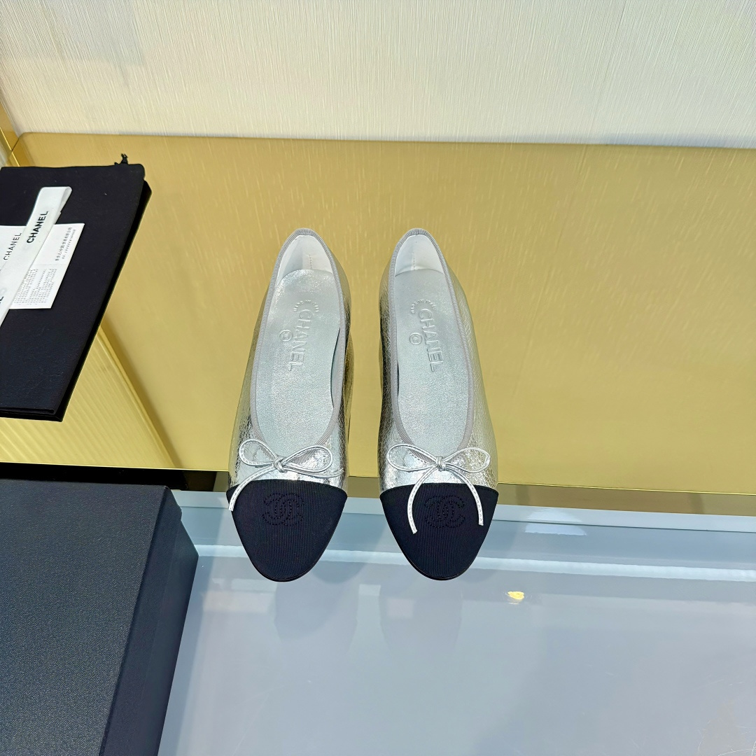 NO:694291,Top version!  !  !  chan*l classic slingback Xiaoxiang. (Ballet flat shoes, flat sandals, 6.5 heels, 9.0 heels) Just like Ms. Coco Chanel said, fashion is fleeting, but style lasts forever!  This pair of empty-back shoes is a classic among Xiangjia classics!  Two-color matching, simple and exquisite, the universal and evergreen model in the counter will never go out of style!  Imported mixed-breed sheepskin material, imported mixed-breed sheep lining, and Italian imported cowhide leather soles!  Top quality, Size35-40 (customized 34 41 42 43) Buy now, sandals, chanel, chanel, chanel, sandals, cowhide, sheepskin19860909顶级版本！！！ chan*l经典slingback小香.(芭蕾舞平底单鞋,平底凉鞋,6.5跟,9.0跟) 就像coco香奈儿女士说的流行稍纵即逝,但风格永存！这双后空鞋就是香家经典中的经典！双色搭配,简约精致,专柜里的万能长青款,永远不过时单品！ 进口混种羊羊皮材质 进口混种羊内里,意大利进口牛皮鞋底！ 顶级品质,Size35-40（34 41 42 43定做） 立即抢购,凉鞋单鞋,chanel,chanel,chanel,sandals,cowhide,sheepskin,Women's Shoes