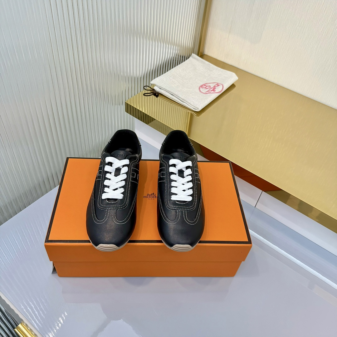 NO:694285,Top version in men's sizes!  Hermes casual shoes!  H family 26ss new spring moral training shoes!  Suspension boot shape + British retro design, classic and attractive!  The original inverted mold last, the ultimate 1:1 shape h is soft and delicate, showing an exquisite texture!  Open the mold to customize the A-level high-density private mold outsole with luxurious packaging!  Size 35-45, 45 customized, buy now, casual shoes/sports shoes, hermes, hermes, boots, sneakers19860909男码顶级版本！ Hermes 爱马仕休闲鞋！ H家26ss春季新款德训鞋板鞋！经楦靴型+英伦复古设计,经典耐看！原版倒模楦型,极致1:1形体h柔软细腻,呈现出精致质感！ 开模定制A级高密私模大底,奢华包装！ 码数35-45,45定做 立即抢购,休闲鞋/运动鞋,hermes,hermes,boots,sneakers,Women's Shoes