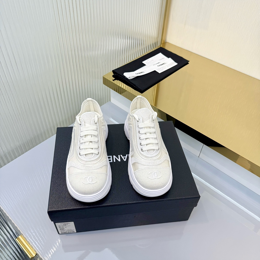 NO:694275,High version of CHANEL Chanel's new panda sneakers Panda shoes Chanel 2026ss popular panda shoes color matching thick-soled casual sports shoes sneakers counter synchronization counter is very popular very difficult to buy a shoe the most popular thick-soled panda shoes on the Internet can be imagined Xiaoxiang control can not miss the appearance and comfort coexist simple and versatile white shoes thick soles increase super versatile, whoever you close your eyes will look good in it  Special electric embroidery material at the shoe upper counter, imported sheepskin lining, original TPU outsole, size: 35-40 (41), custom-made, casual shoes/sports shoes, chanel, chanel, sneakers, sheepskin19860909高版本 CHANEL香奈儿新款熊猫板鞋熊猫鞋 香奈儿2026ss火爆熊猫鞋配色厚底休闲运动鞋板鞋  专柜同步 专柜非常火爆 非常难买的一款鞋 全网最火的厚底熊猫鞋 可想而知小香控不可错过的 颜值与舒适并存的 简约百搭小白鞋 厚底增高超级百搭,闭眼入谁穿谁好看  鞋面专柜特殊电绣材料 内里进口羊皮里 大底TPU原版大底 码数:35-40（41 定做,休闲鞋/运动鞋,chanel,chanel,sneakers,sheepskin,Women's Shoes