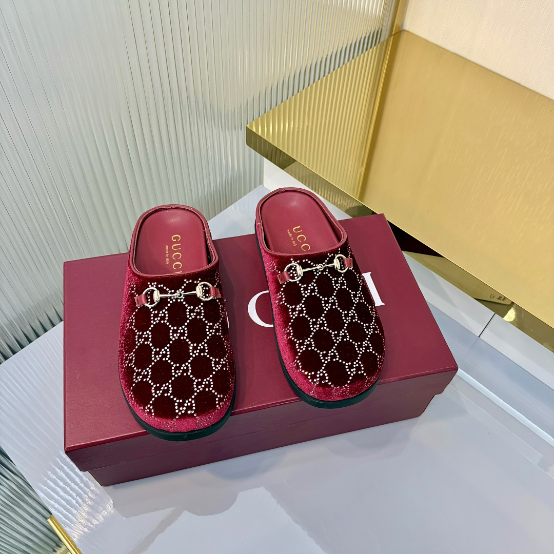 NO:705571,New cowhide suede horsebit women's barefoot slippers GG continues to use archival symbols in the Cruise 2026 collection. Horsebit hardware, reminiscent of the brand's equestrian heritage, appears on this pair of camel and suede cowhide high-frequency pressure GG mules. Suede cowhide GG horsebit decoration Gold hardware Leather lining Round toe Rubber sole Flat sole Made in Italy  Number of yards: 36～42 yards, half drag, slippers, cowhide19860909新款牛皮反绒马衔扣女士裸脚拖鞋  GG在 2026早春系列中继续使用档案符号.Horsebit 硬件让人想起品牌的马术传统,出现在这双 camel 和反绒牛皮高周波压 GG 穆勒鞋上. 反绒牛皮GG 马衔扣装饰 金色五金配件 皮革内里 圆头 橡胶鞋底 平底 意大利制造 码数:36～42码,半拖,slippers,cowhide,Women's Shoes