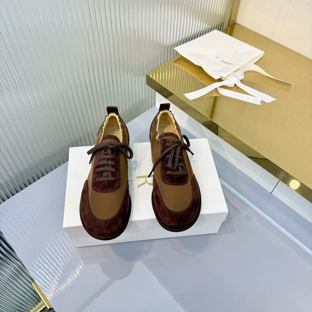 NO:706112,The RoW 26 spring and summer new shoes from the niche fashion brand THE RoW have arrived. Color-blocked lace-up Forrest Gump shoes, retro and super fashionable. The classic shoe shape is suitable for all outfits. The high-end feel can't be hidden, and the return rate is 200 when out on the street. The upper is made of original breathable technical cloth spliced with suede. The lining is suede. The foot pad is suede. The outsole is original molded rubber outsole. Size: 35-41 with original packaging.  Buy now, casual shoes/sports shoes, sneakers, chamois leather19860909小众潮牌THE RoW 26春夏新鞋报到 拼色系带阿甘鞋,复古超洋气 经典鞋型适配所有穿搭 高级感藏不住,出街回头率200  鞋面采用原版透气科技布拼接牛反绒 内里麂皮 垫脚麂皮 大底原版开模橡胶大底 码数:35-41 配原版包装. 立即抢购,休闲鞋/运动鞋,sneakers,chamois leather,Women's Shoes