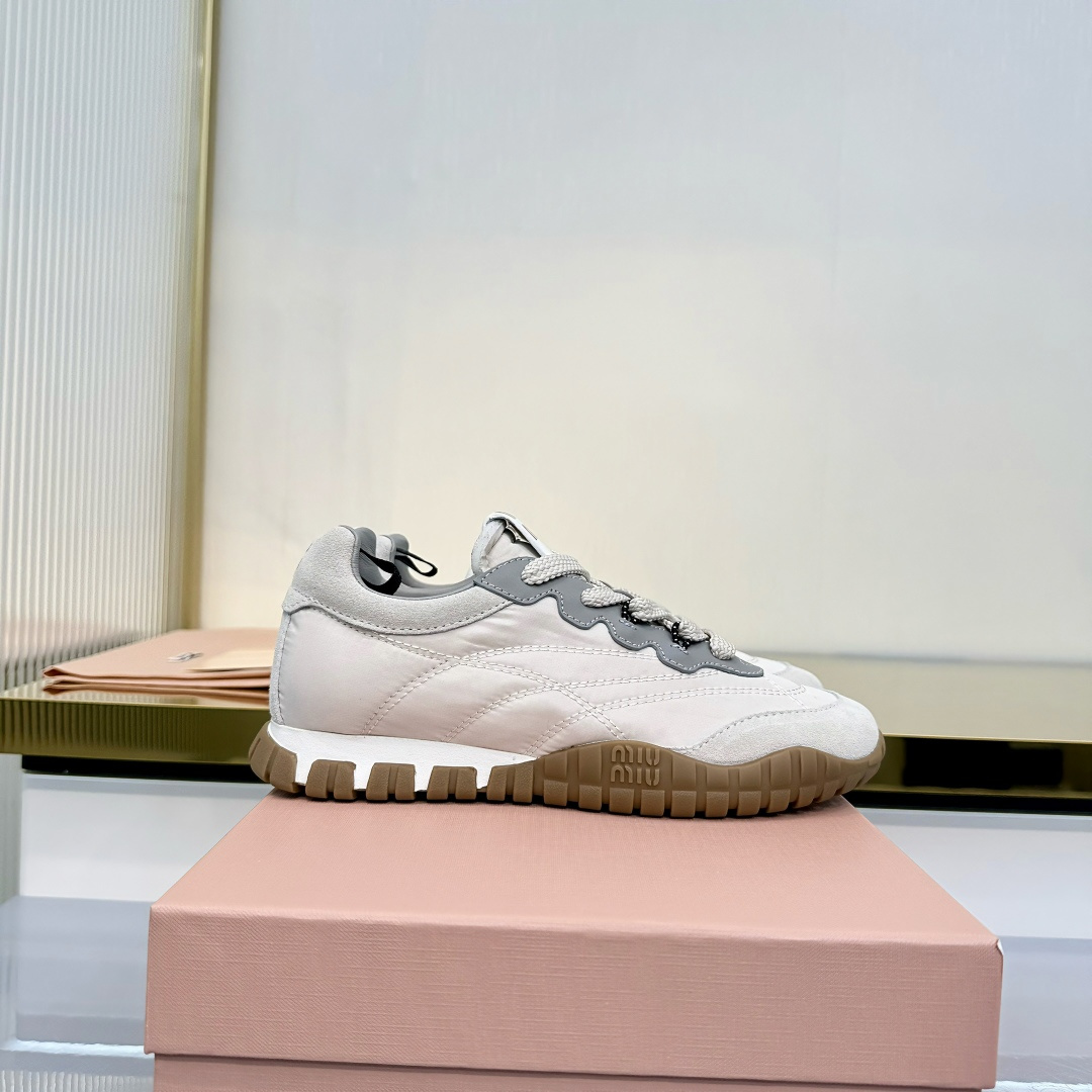 NO:706108,Top version MiuMiu 26ss early spring new Tire tire shoes Dexun shoes Miu Miu Tire tire shoes, color matching and super versatile, fabric + suede leather stitching, soft and comfortable, no pressure for daily wear!  The tire pattern on the sole + star details are retro and fashionable. There are Miu Miu Logo on the tongue and heel, which is full of brand feeling. It is light and does not scratch your feet, and is also friendly when walking for a long time. It can be easily worn in jeans and skirts, giving you a lazy and casual style!  2026 early spring series, both fashionable and practical, a must-have for fashionistas!  Fabric suede/nylon mesh, sheepskin lining, outsole, original molded TPU rubber sole, size 35-40 (customized for 40, 41), casual shoes/sports shoes, miumiu, sneakers, skirts, jeans, sheepskin19860909顶级版本 MiuMiu 26ss早春新品Tyre轮胎鞋 德训鞋 Miu Miu Tyre轮胎鞋,拼色超百搭,织物+绒面皮革拼接,柔软舒适,日常穿搭无压力！鞋底轮胎纹路+星星细节,复古又时髦.鞋舌和后跟有Miu Miu Logo,品牌感满满.轻便不磨脚,长时间走路也很友好,牛仔裤、裙装都能轻松驾驭,慵懒随性风get！2026早春系列,时尚实用兼备,潮人必入！ 面料反绒皮/尼龙网布 内里羊皮 大底原版开模TPU橡胶鞋底 码数35-40（40、41订做）,休闲鞋/运动鞋,miumiu,sneakers,skirts,jeans,sheepskin,Women's Shoes