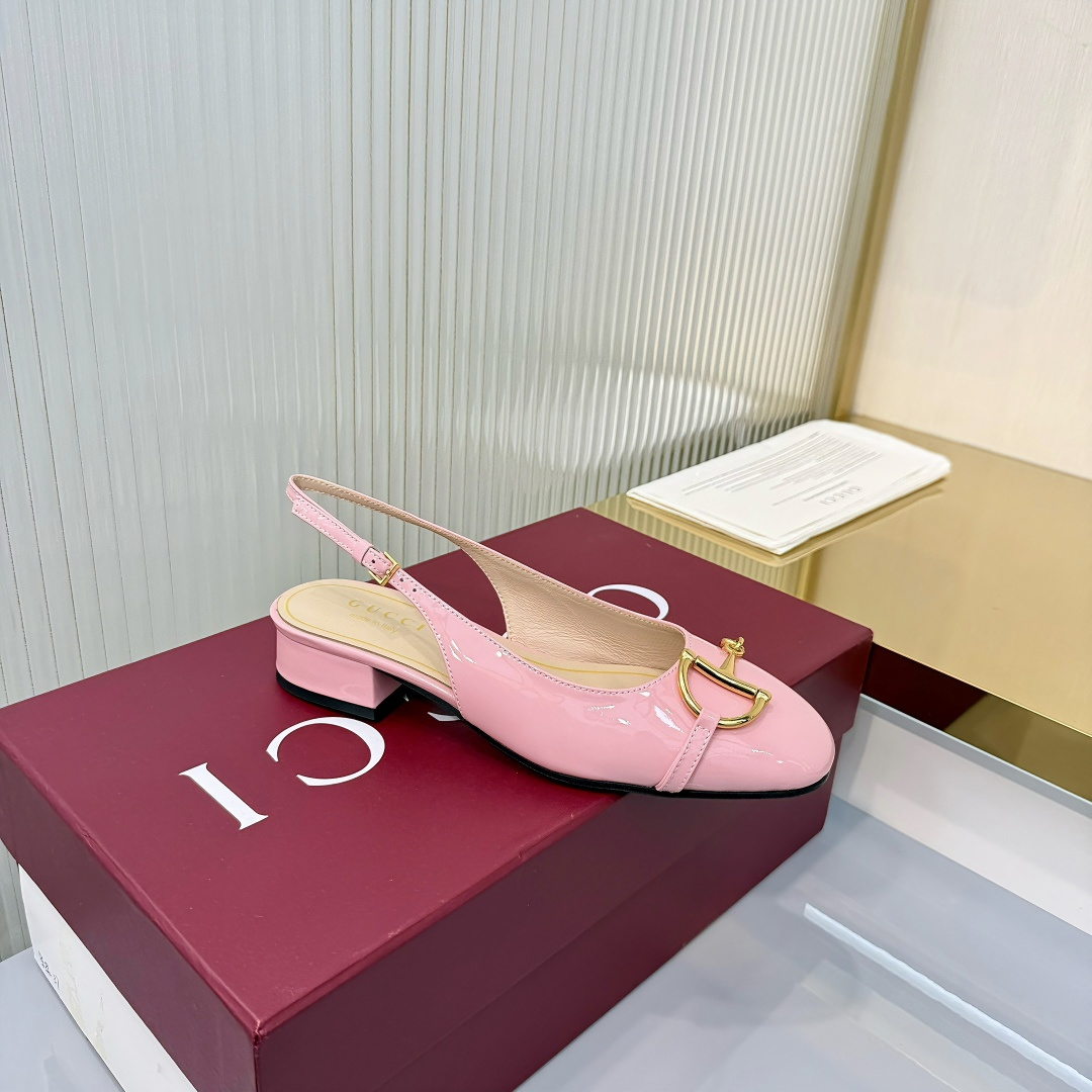 NO:706102,2026 early spring new GUCCi high-end boutique shoes v Gucci top purchasing quality!  It is a 1:1 replica of the original version, and every detail has been carefully polished and made delicately. It can be compared with ZG, and the quality is unparalleled!  This series pays special attention to creating single product highlights through details, using feminine details such as lace crystals and tulle to show the new concept of femininity. This loafer is carefully embellished with an all-over GG pattern, and uses sparkling crystals to create a stunning work that reinterprets the charm of contemporary women. The fabric is original custom-made imported patent leather. Lining/foot pads are imported sheepskin lining. Heels and high heels. Sizes 35-42 [404142 custom-made] non-returnable. Packaging complete with original Ankora wine packaging.  Buy now,sandals,gucci,gucci,loafers,sandals,sheepskin198609092026早春新款 GUCCi高端精品单鞋v古驰顶级代购品质！原版1:1复刻,毎个细节皆经过精心打磨细腻制作.可与ZG对比如一,无二品质！ 本系列尤为注重通过细节打造单品亮点,以蕾丝水晶和薄纱等富有女性魅力的细节,展现女性气质的新理念.这款乐福鞋精心点缀通体GG图案,运用闪耀动人的水晶打造令人惊艳的作品焕新诠释当代女性魅力 面料原版定制进口漆皮 内里/垫脚进口羊皮里 鞋跟高跟 尺码35-42【404142定做】不退换 包装全套安可拉酒红原包装 立即抢购,凉鞋,gucci,gucci,loafers,sandals,sheepskin,Women's Shoes