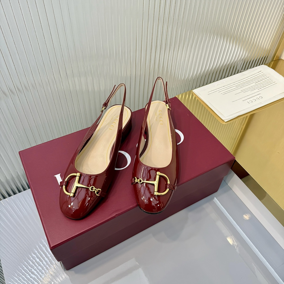 NO:706105,2026 early spring new GUCCi high-end boutique shoes v Gucci top purchasing quality!  It is a 1:1 replica of the original version, and every detail has been carefully polished and made delicately. It can be compared with ZG, and the quality is unparalleled!  This series pays special attention to creating single product highlights through details, using feminine details such as lace crystals and tulle to show the new concept of femininity. This loafer is carefully embellished with an all-over GG pattern, and uses sparkling crystals to create a stunning work that reinterprets the charm of contemporary women. The fabric is original custom-made imported patent leather, lining/foot pads imported sheepskin lining, high heel, size 35-42 [custom-made by 404142] non-returnable  Packaging full set of Ankola wine red original packaging, sandals, gucci, gucci, loafers, sandals, sheepskin198609092026早春新款 GUCCi高端精品单鞋v古驰顶级代购品质！原版1:1复刻,毎个细节皆经过精心打磨细腻制作.可与ZG对比如一,无二品质！ 本系列尤为注重通过细节打造单品亮点,以蕾丝水晶和薄纱等富有女性魅力的细节,展现女性气质的新理念.这款乐福鞋精心点缀通体GG图案,运用闪耀动人的水晶打造令人惊艳的作品焕新诠释当代女性魅力 面料原版定制进口漆皮 内里/垫脚进口羊皮里 鞋跟高跟 尺码35-42【404142定做】不退换 包装全套安可拉酒红原包装,凉鞋,gucci,gucci,loafers,sandals,sheepskin,Women's Shoes