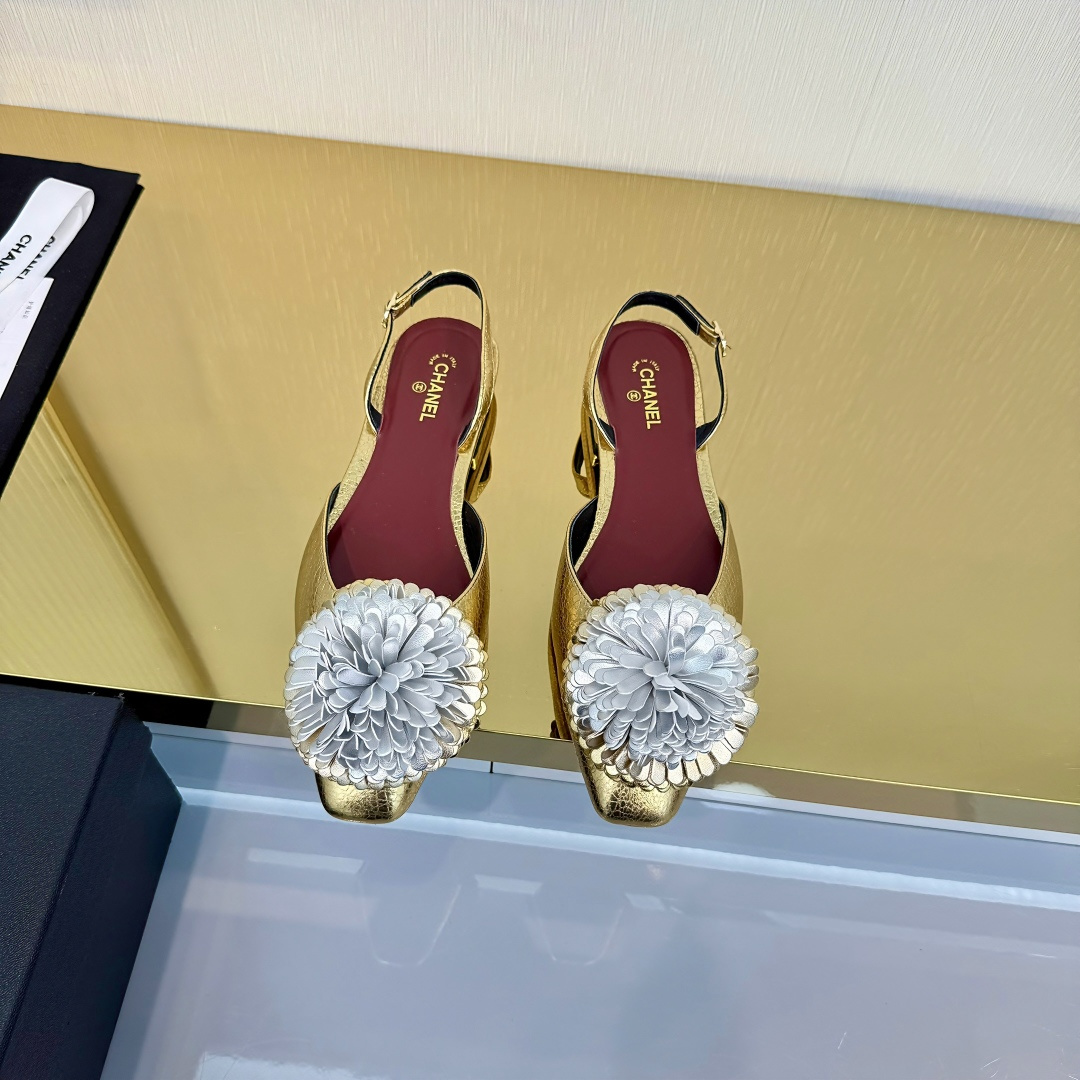 NO:706998,size 35-39 (customized on 34/40/41/42) CHANE*｜Xiaoxiang 26X Christmas limited series gold and silver twin flower high-heeled shoes and thick-heeled single shoes. When the Christmas bells break the winter moonlight, this series makes a romantic debut with gold and silver twin flowers. The flower ornaments adopt double-layer three-dimensional technology. The edges of the petals are neatly and delicately routed. The ingenuity of the haute couture workshop is blended with the brilliance of the festival.  Let the toes become the most dazzling scenery in autumn and winter. The classic shoe shape collides with eye-catching large flower ornaments. The gold is noble and the silver is cool and bright. A pair carries Chanel's century-old elegance gene. A pair unlocks the romance of the Christmas season. It is not only a luxurious collection in the shoe cabinet, but also the finishing touch to brighten the winter look. Let every step bring its own Christmas gilding and French style. The fabric is made of original customized lambskin, and the lining of the tiptoe is all silk sheepskin.  Italian imported genuine leather soles, high heels and sandals, chanel, chanel, sandals, high heels, sheepskin, Leather soles19860909size35-39（34/40/41/42定制） CHANE*｜小香26X圣诞限定系列金银 双生花朵高跟鞋粗跟单鞋 当圣诞的铃音撞碎冬日月光 这个系列携金银双生花朵浪漫登场 花朵饰件采用双层立体工艺 花瓣边缘走线工整细腻 将高定工坊的匠心与节日的璀璨相融 让足尖成为秋冬最耀眼的风景. 经典鞋型碰撞夺目大花朵饰件 金色贵气张扬 银色清冷璀璨 一双承载香奈儿百年优雅基因 一双解锁圣诞季限定浪漫 既是鞋柜里的奢雅藏品 更是点亮冬日造型的点睛之笔 让每一步都自带圣诞鎏光与法式风情. 面料采用原版定制小羊皮 内里踮脚均为丝绸羊皮 意大利进口真皮大底,高跟鞋凉鞋,chanel,chanel,sandals,high heels,sheepskin,Leather soles,Women's Shoes