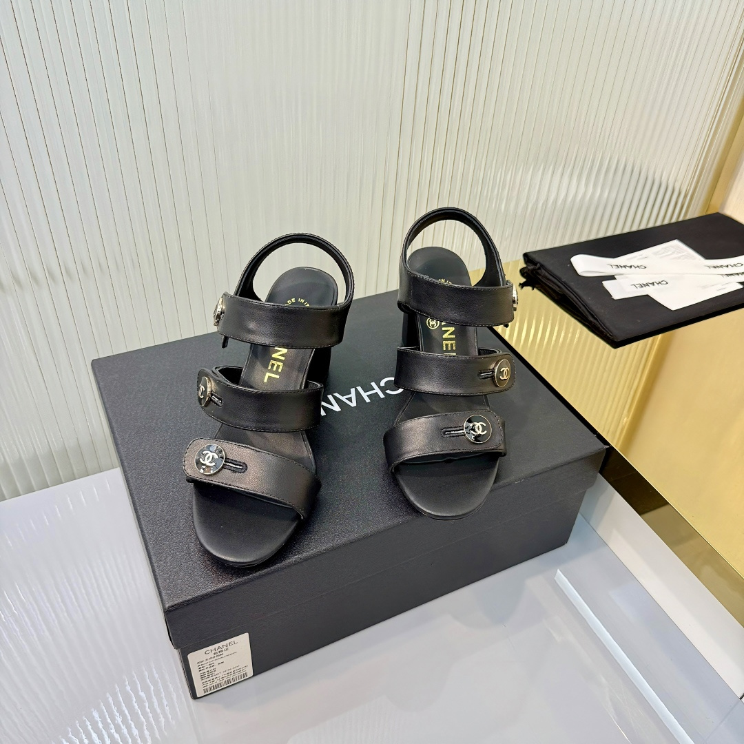 NO:706997,Top version of Chanel Chanel - 2026 spring model. Counter top double C buckle sandals and slippers. This classic design; extraordinary double C electric embroidery process. Very light on the foot. Comfortable, super delicate and elegant. It can be used outdoors... Go material. The upper is made of original imported sheepskin. The lining is made of original sheepskin lining. Heel height 7.5cm. The counter boutique packaging is complete for women 35-40 (customized for 41). Three colors are available (black and white).  apricot), high heels sandals, chanel, chanel, sandals, high heels, slippers, sheepskin19860909顶级版本 Chanel香奈儿——2026春款 专柜顶级双C扣凉鞋 拖鞋 这款经典设计；不平凡的双c 电绣工艺 上脚非常轻巧 舒适超级秀气优雅的一款户外都能兼顾…… Go 材料 鞋面采用 原版进口羊皮 内里采用 原版羊皮内里 跟高 7.5㎝ 专柜精品包装全套女35–40（41定做） 三色可选（黑色 白色 杏色）,高跟鞋凉鞋,chanel,chanel,sandals,high heels,slippers,sheepskin,Women's Shoes