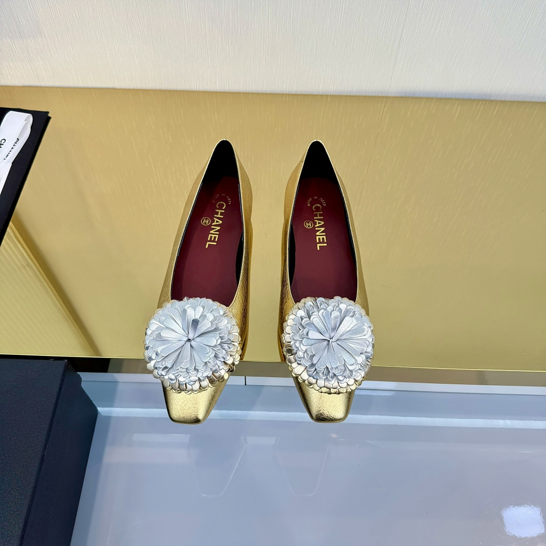 NO:711172,size 35-39 (customized on 34/40/41/42) CHANE*｜Xiaoxiang 26X Christmas limited series gold and silver twin flower high-heeled shoes and thick-heeled single shoes. When the Christmas bells break the winter moonlight, this series makes a romantic debut with gold and silver twin flowers. The flower ornaments adopt double-layer three-dimensional technology. The edges of the petals are neatly and delicately routed. The ingenuity of the haute couture workshop is blended with the brilliance of the festival.  Let the toes become the most dazzling scenery in autumn and winter. The classic shoe shape collides with eye-catching large flower ornaments. The gold is noble and flamboyant, and the silver is cool and bright. A pair carries Chanel's century-old elegance gene. A pair unlocks the limited romance of the Christmas season. It is not only a luxurious collection in the shoe cabinet, but also the finishing touch to brighten the winter look. Let every step bring its own Christmas gilding and French style. The fabric is made of original customized lambskin, and the lining of the toes is made of silk sheepskin.  Genuine leather outsole imported from Italy, buy now, single shoes, chanel, chanel, high heels, sheepskin, Leather soles19860909size35-39（34/40/41/42定制） CHANE*｜小香26X圣诞限定系列金银 双生花朵高跟鞋粗跟单鞋 当圣诞的铃音撞碎冬日月光 这个系列携金银双生花朵浪漫登场 花朵饰件采用双层立体工艺 花瓣边缘走线工整细腻 将高定工坊的匠心与节日的璀璨相融 让足尖成为秋冬最耀眼的风景. 经典鞋型碰撞夺目大花朵饰件 金色贵气张扬 银色清冷璀璨 一双承载香奈儿百年优雅基因 一双解锁圣诞季限定浪漫 既是鞋柜里的奢雅藏品 更是点亮冬日造型的点睛之笔 让每一步都自带圣诞鎏光与法式风情. 面料采用原版定制小羊皮 内里踮脚均为丝绸羊皮 意大利进口真皮大底 立即抢购,单鞋,chanel,chanel,high heels,sheepskin,Leather soles,Women's Shoes