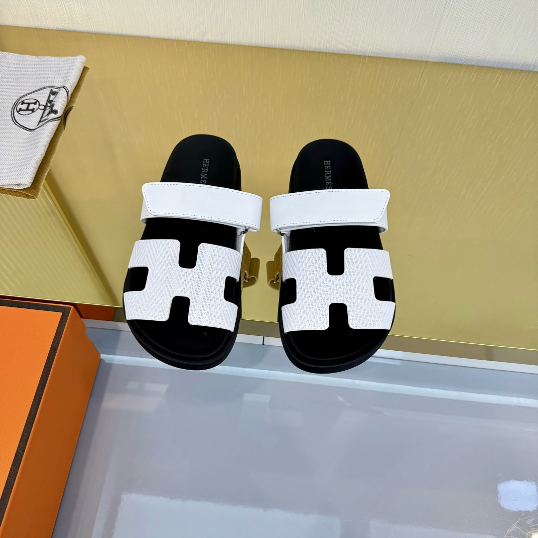 NO:711169,(Top version) Hermes Hermes' extremely popular couple's slippers/angle sandals, paired with various colorful socks, so trendy!  ———————— Upper imported cowhide/sheep leather/cloth/palmprint leather lining imported cowhide/sheepskin Outsole Tpu non-slip and wear-resistant outsole Women’s size 35-42 (40.41.42 non-refundable) Men’s size 39-45 (45 non-refundable), slippers, hermes, hermes, sandals, slippers, cowhide, sheepskin, sheep, socks19860909（顶级版本） Hermes 爱马仕 火到不行的情侣款二舅拖/夹角凉鞋拖鞋,搭配各种彩色袜子,潮爆了！ ———————— 鞋面进口牛皮/羊京皮/布面/掌纹皮 内里进口牛皮/羊皮 大底Tpu防滑耐磨大底 女码35-42（40.41.42不退不换) 男码39-45（45不退不换）,拖鞋,hermes,hermes,sandals,slippers,cowhide,sheepskin,sheep,socks,Women's Shoes