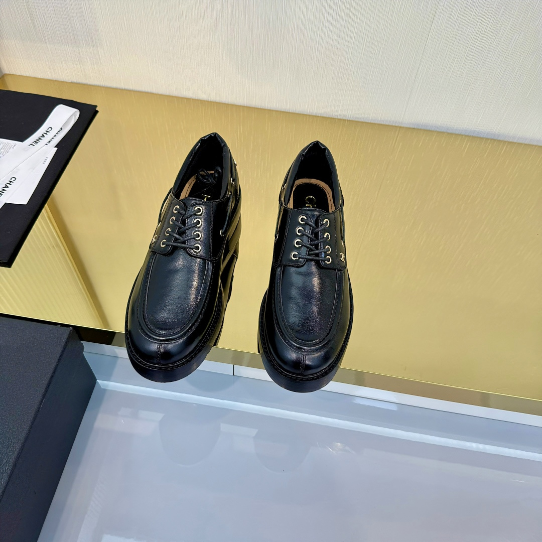 NO:711163,CHANEC Chanel Autumn and Winter Arc de Triomphe loafers, genuine products purchased and developed at the counter, hardware buckle design highly brand-recognizable, upper made of butter leather, digital laser logo, inner sheepskin, very comfortable on the feet, 5-layer combined outsole genuine leather welt, heel height 3.5CM, genuine full set packaging code number 35-.41 (40.41 customized, non-returnable, non-exchangeable), loafers, chanel, chanel, loafers, sheepskin19860909CHANEC香奈儿秋冬凯旋门乐福鞋、专柜正品购入开发、五金扣设计极具品牌辨识度鞋面进牛油皮、数码激光logo、内里羊皮、上脚非常舒适、5层组合大底真皮沿条、跟高3.5CM正品全套包装码数35-.41（40.41订做不退不换）,乐福鞋,chanel,chanel,loafers,sheepskin,Women's Shoes