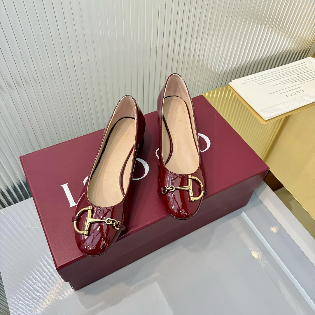 NO:711132,(35-42) 2026 spring and summer series, this women's ballet flat is crafted from glossy patent leather, reinterpreting the classic silhouette with the brand's iconic elements. The gold-toned half-horsebit detail adds elegance and pays homage to the brand's equestrian heritage through a contemporary perspective. White patent leather, light gold-toned accessories, oversized half-horsebit shape, cowhide sole, low heel, height 2.5 cm, sandals, sandals, cowhide19860909（35-42）2026春夏系列, 这款女士芭蕾舞平底采用光泽感漆皮匠心打造,以品牌标志性元素焕新诠释经典廓形.金色调半马衔扣细节增添雅致风范,透过当代视角致敬品牌马术传承. 白色漆皮 浅金色调配件 超大号半马衔扣造型 牛皮革鞋底 低跟 高度2.5厘米,凉鞋单鞋,sandals,cowhide,Women's Shoes