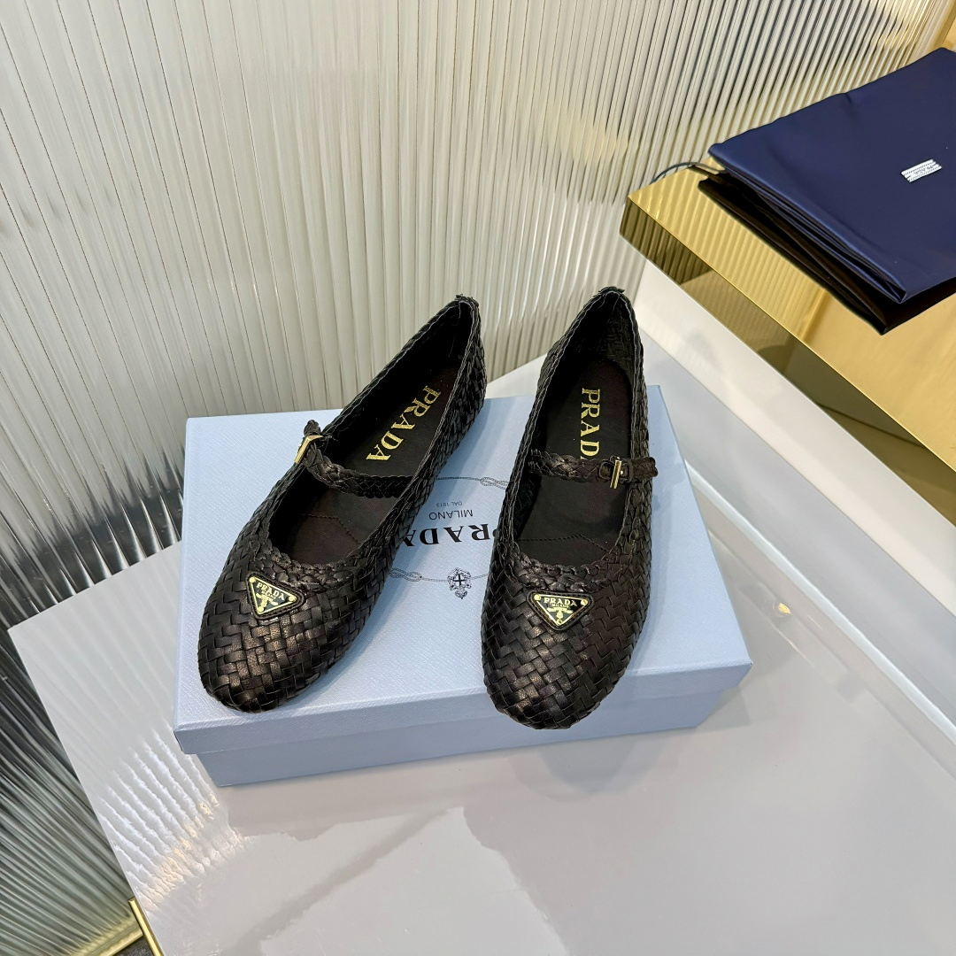 NO:747605,26ss PRADA new summer style genuine leather espadrille shoes PRAD summer limited Prada espadrille shoes This time, the ballet shoe silhouette reinterprets the classic from a new seasonal perspective. Prada summer style highlights the brand's evolving aesthetics. The soft and deconstructed flat silhouette is rooted in the new formal style concept. The soft elements are reinterpreted with a light attitude, and natural materials enhance the seasonal atmosphere.  Add texture and lazy elegance. Finely crafted imported cowhide strips, all hand-woven and braided. Sheepskin lining. Original 11. Made in sizes 35-41 (no rush orders!!!), ballet shoes, prada, espadrilles, cowhide, sheepskin1986090926ss PRADA夏季新款 真皮草编鞋 PRAD夏日限定Prada草编鞋 这次带来是芭蕾鞋廓形以崭新季节性视角重新诠释经典.Prada夏日风格彰显品牌不断演进的美学柔和解构的扁平化廓形植根于崭新的正式风格理念.柔美元素以轻盈姿态被重新诠释,天然材质强化季节氛围．增添肌理质感与慵懒优雅风范.做工精细复杂进口牛皮抽条 全部手工编织编花 羊皮内里 原版11 打造 35-41码（不接急单！！！！）,芭蕾舞鞋,prada,espadrilles,cowhide,sheepskin,Women's Shoes