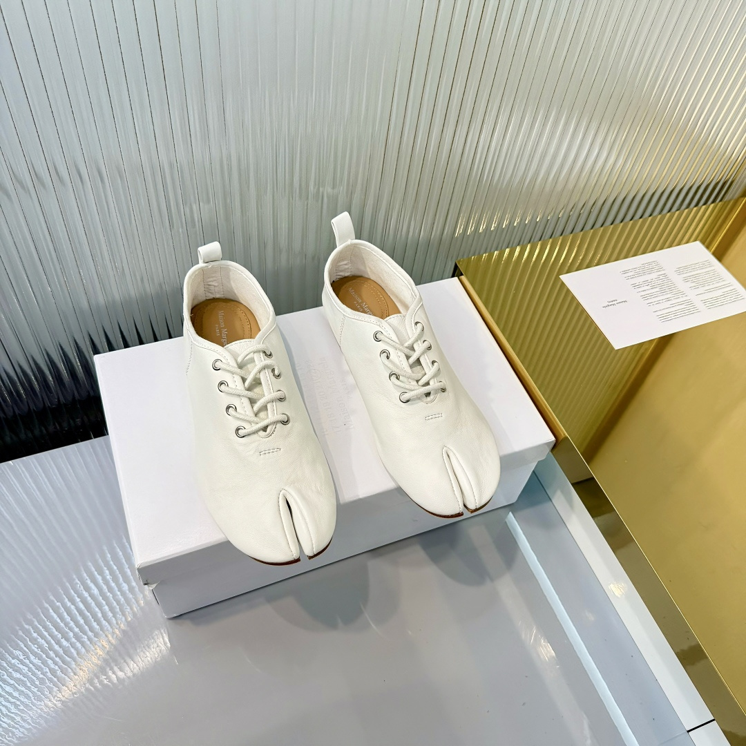 NO:760150,Margiela’s 2026 spring style sheepskin split-toe shoes | Black and white pairs are perfect for spring wear. Finally, I’ve got Margiela’s 2026 spring new style sheepskin split-toe shoes!  The classic black and white color scheme directly hits the aesthetic mark, and the soft sheepskin material even welds the word 'comfortable' on the shoes. This new wave of new products is really a rush with closed eyes~ The soft and waxy sheepskin material is a barefoot experience  The upper is made of fine first-layer sheepskin, and you can feel the soft and waxy texture when you touch it. There is no need to break in, and it instantly fits the shape of your foot. No matter how much you walk, it will not chafe or squeeze your feet. It is skin-friendly and breathable, making your feet comfortable for spring outings. Sizes 5-40. (Customized 41), split-toe shoes, masion margiela, sheepskin19860909马吉拉26春款羊皮分趾鞋｜黑白双煞承包春日穿搭终于蹲到马吉拉2026春季新款羊皮分趾鞋！黑白经典配色直接戳中审美,软乎乎的羊皮材质更是把“舒适”二字焊在鞋上,这波新品真的闭眼冲～ 材质封神柔糯羊皮的裸脚体验 鞋面采用细腻的头层羊皮,上手摸就能感受到软糯的质感,完全不用磨合,上脚瞬间贴合脚型,走再多路也不会磨脚挤脚,亲肤透气,春日出行的脚部舒适感直接拉满.码数5-40.（41定制）,分趾鞋,masion margiela,sheepskin,Women's Shoes