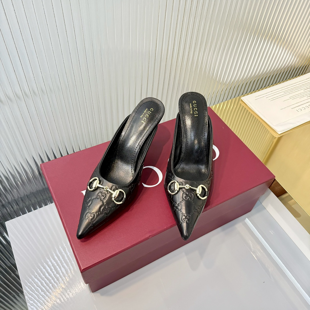 NO:903403,2025 early autumn new GUCCi high-end boutique shoes v Gucci [patent leather G G crystal] mesh diamond luxury crystal high heels top purchasing quality!  It is a 1:1 replica of the original version, and every detail has been carefully polished and made delicately. It can be compared with ZG, and the quality is unparalleled!  This series pays special attention to creating single product highlights through details, using feminine details such as lace crystals and tulle to show the new concept of femininity. This loafer is carefully embellished with an all-over GG pattern, and uses sparkling crystals to create a stunning work that reinterprets the charm of contemporary women. The original fabric is customized imported patent leather + imported silk screen + rhinestone GG all-over crystal. Lining/foot pads are imported sheepskin lining. Heels and high heels. Size 35-42 [custom-made by 404142] non-refundable.  Packaging full set of Ankola wine red original packaging. Buy now, half-drag high heels, gucci, gucci, loafers, high heels, sheepskin198609092025早秋新款 GUCCi高端精品单鞋v古驰【漆皮G G水晶】网钻奢华水晶高跟鞋顶级代购品质！原版1:1复刻,毎个细节皆经过精心打磨细腻制作.可与ZG对比如一,无二品质！ 本系列尤为注重通过细节打造单品亮点,以蕾丝水晶和薄纱等富有女性魅力的细节,展现女性气质的新理念.这款乐福鞋精心点缀通体GG图案,运用闪耀动人的水晶打造令人惊艳的作品焕新诠释当代女性魅力 面料原版定制进口漆皮+ 进口丝网+水钻GG通体水晶 内里/垫脚进口羊皮里 鞋跟高跟 尺码35-42【404142定做】不退换 包装全套安可拉酒红原包装 立即抢购,半拖高跟鞋,gucci,gucci,loafers,high heels,sheepskin,Women's Shoes