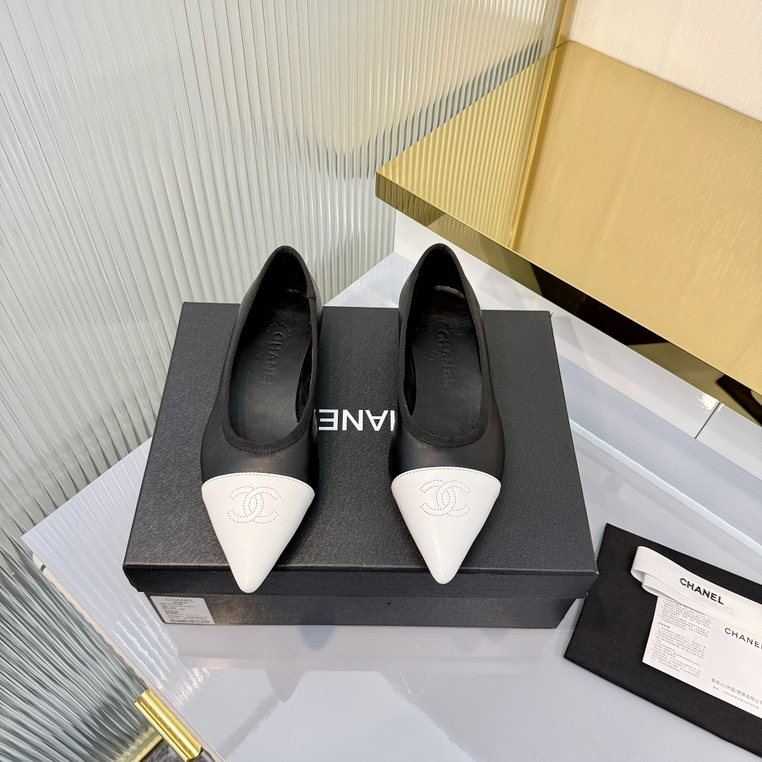 NO:747613,2026 new CHANEL Chanel small-style flat-bottomed pointed-toe Mary Jane two-color splicing shoes. The elegant and ladylike temperament of Grandma Xiang’s family, full of high-end sense!  It’s very nice on the feet~Whether it’s worn barefoot or paired with skirts or trousers, it’s very versatile!  Incomparably beautiful!  It’s so special. I’m very impressed with my details and my ability to take pictures (the version bought at the counter is developed and made according to the genuine 11, the details are perfect, more refined and durable, the upper foot is very pedicure-type, the focus is easy to control), the fabric is original custom-made sheepskin fabric, sheepskin lining, outsole, Italian genuine leather outsole, size 34-42 (custom-made 34, 40, 41, 42, non-returnable), sandals, chanel, chanel, sandals, mary  jane,skirts,sheepskin,leather soles198609092026新款CHANEL 香奈儿小香风平底尖头玛丽珍双色拼接单鞋 香奶奶家一贯的优雅名媛气质 高级感十足！上脚非常nice～不管光脚穿或搭配裙装、裤装、都非常百搭！无敌美！特别仙 认准我家细节实力拍（专柜买版按正品11开发做货, 细节完美 更加精致耐看 上脚非常修脚型 重点是很好驾驭） 面料原版定制羊皮面料 内里羊皮 大底意大利真皮大底 尺码34-42（34、40、41、42定做、不退换）,凉鞋单鞋,chanel,chanel,sandals,mary jane,skirts,sheepskin,Leather soles,Women's Shoes