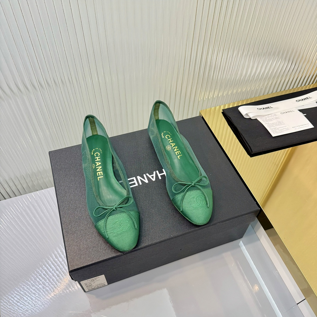 NO:747666,Top version!  !  !  chan*l classic slingback Xiaoxiang. (Ballet flat shoes, flat sandals, 6.5 heels, 9.0 heels) Just like Ms. Coco Chanel said, fashion is fleeting, but style lasts forever!  This pair of empty-back shoes is a classic among Xiangjia classics!  Two-color matching, simple and exquisite, the universal and evergreen model in the counter will never go out of style!  Imported mixed-breed sheepskin material, imported mixed-breed sheep lining, and Italian imported cowhide leather soles!  Top quality, Size35-40 (customized 34 41 42 43) Buy now, sandals, chanel, chanel, chanel, sandals, cowhide, sheepskin19860909顶级版本！！！ chan*l经典slingback小香.(芭蕾舞平底单鞋,平底凉鞋,6.5跟,9.0跟) 就像coco香奈儿女士说的流行稍纵即逝,但风格永存！这双后空鞋就是香家经典中的经典！双色搭配,简约精致,专柜里的万能长青款,永远不过时单品！ 进口混种羊羊皮材质 进口混种羊内里,意大利进口牛皮鞋底！ 顶级品质,Size35-40（34 41 42 43定做） 立即抢购,凉鞋单鞋,chanel,chanel,chanel,sandals,cowhide,sheepskin,Women's Shoes