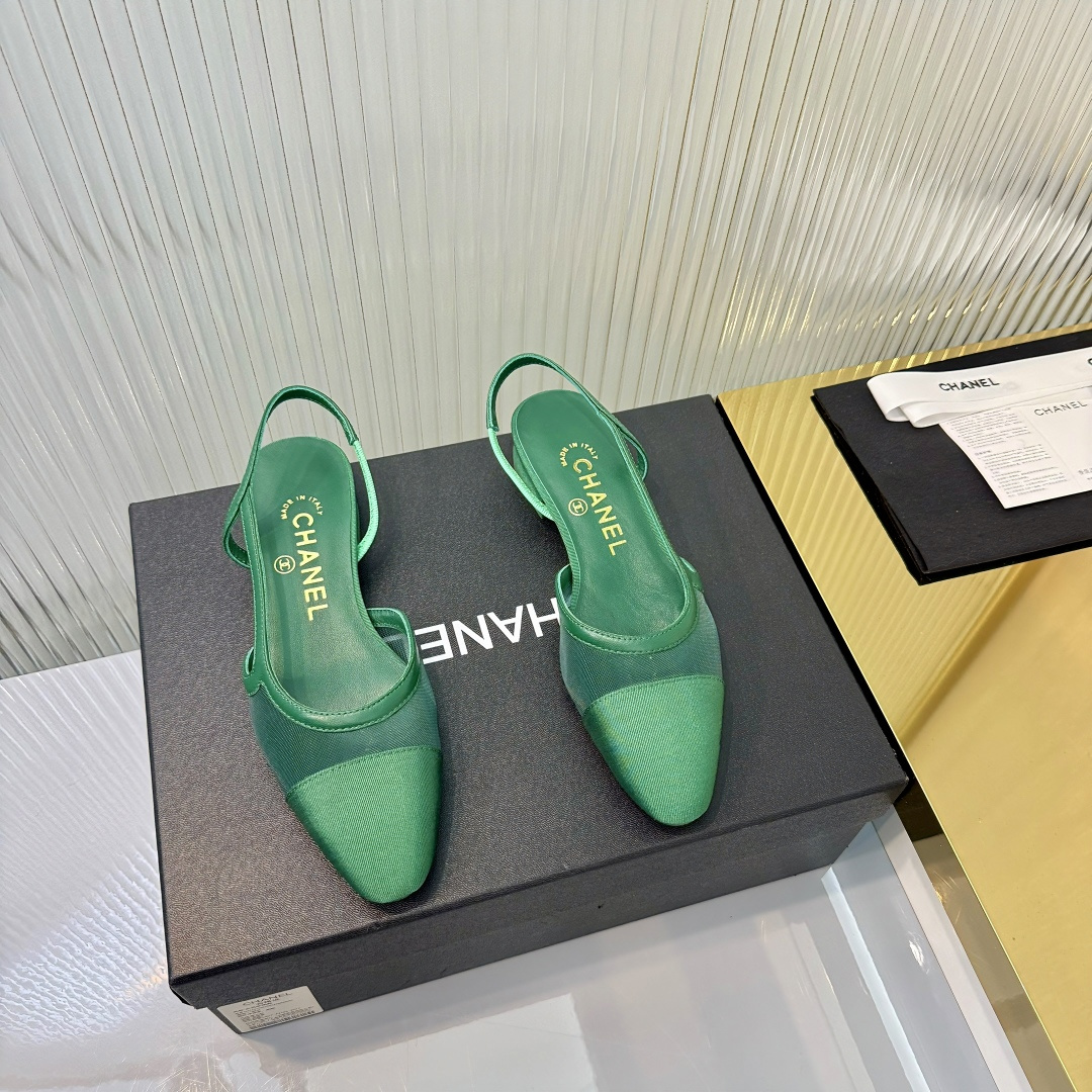 NO:747661,Top version!  !  !  chan*l classic slingback Xiaoxiang. (Ballet flat shoes, flat sandals, 6.5 heels, 9.0 heels) Just like Ms. Coco Chanel said, fashion is fleeting, but style lasts forever!  This pair of empty-back shoes is a classic among Xiangjia classics!  Two-color matching, simple and exquisite, the universal and evergreen model in the counter will never go out of style!  Imported mixed-breed sheepskin material, imported mixed-breed sheep lining, and Italian imported cowhide leather soles!  Top quality, Size35-40 (34 41 42 43 customized), high heels sandals, chanel, chanel, chanel, sandals, high heels, cowhide, sheepskin19860909顶级版本！！！ chan*l经典slingback小香.(芭蕾舞平底单鞋,平底凉鞋,6.5跟,9.0跟) 就像coco香奈儿女士说的流行稍纵即逝,但风格永存！这双后空鞋就是香家经典中的经典！双色搭配,简约精致,专柜里的万能长青款,永远不过时单品！ 进口混种羊羊皮材质 进口混种羊内里,意大利进口牛皮鞋底！ 顶级品质,Size35-40（34 41 42 43定做）,高跟鞋凉鞋,chanel,chanel,chanel,sandals,high heels,cowhide,sheepskin,Women's Shoes