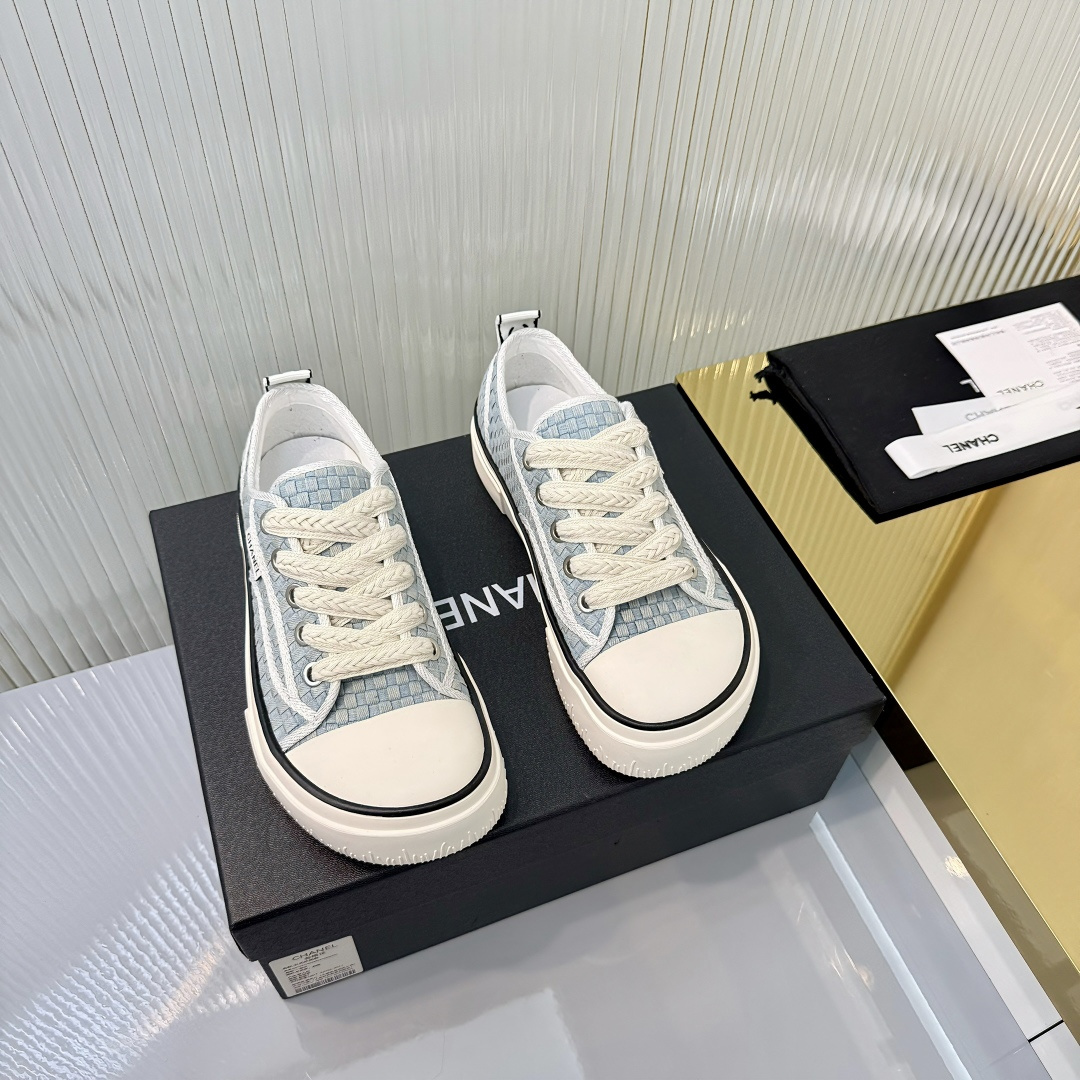 NO:760135,Top version!  Chanel Chanel panda shoes!  2026 counter's top casual sports shoes, this classic design; the upper is in the style of electric embroidery with various techniques; the outsole is fashionable and sporty; it incorporates a variety of color matching elements... The diversified mix and match is very good-looking and versatile, casual, fashionable, sports, and outdoor can be taken into account... Go material The upper is made of original imported special process washed denim + original first-layer cowhide. The inner lining is made of original sheep lining. The outsole is based on the original TPU combination outsole.  Counter boutique package complete set for women 35-41, casual shoes/sports shoes, chanel, chanel, sneakers, cowhide19860909顶级版本！ Chanel香奈儿熊猫鞋！2026专柜顶级休闲款运动鞋 这款经典设计；鞋面多种工艺电绣的风格；大底却时尚运动；不平凡的拥入了多种配色元素…… 多元化混搭非常好看百搭,休闲,时尚,运动,户外都能兼顾…… Go 材料 鞋面采用 原版进口特殊工艺洗水牛仔+原版头层牛皮 内里采用 原版羊里 大底根据 原版TPU组合大底 专柜精品包装全套女35–41,休闲鞋/运动鞋,chanel,chanel,sneakers,cowhide,Women's Shoes