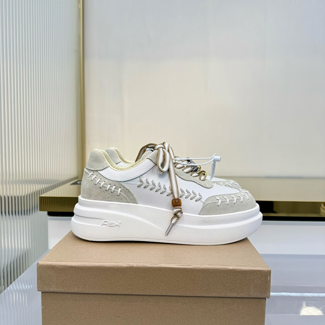 NO:747660,ASH takes youth and fashion freedom as its core design concept to create a more feminine mixed-style sneaker product. The romantic handmade soul of the nation is embellished with genuine leather weaving technology on the upper. Each hand-woven pattern records the hand-made ethnic style woven shoelaces. Fabric: cowhide suede. Lining: Lycra. Foot pad: sheepskin lining. Outsole: rubber sole. Size: 35-40, casual shoes/sports shoes, sneakers, cowhide, sheepskin.19860909ASH以青春时尚自由为核心设计理念,打造更女性化的混合风格运动鞋产品,民族的浪漫手作灵魂用真皮编织工艺在鞋面点缀,每一道手工编织的纹路都记录着手艺的民族风编织鞋带 面料:牛皮牛反绒 内里:莱卡布 垫脚:羊皮里 大底:橡胶底 码数:35-40,休闲鞋/运动鞋,sneakers,cowhide,sheepskin,Women's Shoes