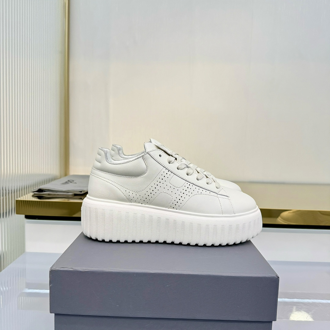 NO:747651,HOGAN·Hogan's 2026 new model must be reposted H-STRIPES series couples' thick-soled biscuit shoes airship shoes casual sports shoes, H fine holes, smooth lines. The top version of the original version is purchased for development and production. This H-STRIPES series sports shoes adopts a thick-soled design of vertical strips and ripples, which makes the whole shoe full of new vitality, shuttles with imaginative style, seizes the focus of attention, and sets off a modern urban trend. The original fabric is made of imported cowhide leather.  The inner lining is made of original custom-made breathable mesh. The sole is made of exclusive molded ultra-light foam material. The sole thickness is about 5.5cm. Women's size is 35-40, casual shoes/sports shoes, hogan, sneakers, cowhide.19860909HOGAN·霍根 2026新款转图必爆 H-STRIPES系列情侣款厚底饼干鞋飞艇鞋休闲运动鞋,H精细排孔,线条流畅. 顶级版本原版购入开发做货 此款H-STRIPES系列运动鞋采用竖条和波纹的厚底设计,令整鞋焕发新意活力,穿梭型格畅想,抢占视线焦点,再掀现代感都市风潮. 面料原版定制进口牛皮材质 内里原版定制透气网里 鞋底独家开模超轻发泡材质 底厚约5.5cm 码数女35-40,休闲鞋/运动鞋,hogan,sneakers,cowhide,Women's Shoes