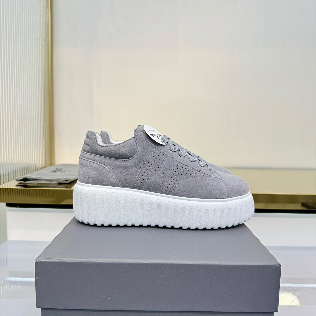 NO:747648,HOGAN·Hogan's 2026 new model must be reposted H-STRIPES series couples' thick-soled biscuit shoes airship shoes casual sports shoes, H fine holes, smooth lines. The top version of the original version is purchased for development and production. This H-STRIPES series sports shoes adopts a thick-soled design of vertical strips and ripples, which makes the whole shoe full of new vitality, shuttles with imaginative style, seizes the focus of attention, and sets off a modern urban trend. The original fabric is made of imported cowhide leather.  The inner lining is made of original custom-made breathable mesh. The sole is made of exclusive molded ultra-light foam material. The sole thickness is about 5.5cm. The size is female 35-40. Buy now, casual shoes/sports shoes, hogan, sneakers, cowhide.19860909HOGAN·霍根 2026新款转图必爆 H-STRIPES系列情侣款厚底饼干鞋飞艇鞋休闲运动鞋,H精细排孔,线条流畅. 顶级版本原版购入开发做货 此款H-STRIPES系列运动鞋采用竖条和波纹的厚底设计,令整鞋焕发新意活力,穿梭型格畅想,抢占视线焦点,再掀现代感都市风潮. 面料原版定制进口牛皮材质 内里原版定制透气网里 鞋底独家开模超轻发泡材质 底厚约5.5cm 码数女35-40 立即抢购,休闲鞋/运动鞋,hogan,sneakers,cowhide,Women's Shoes