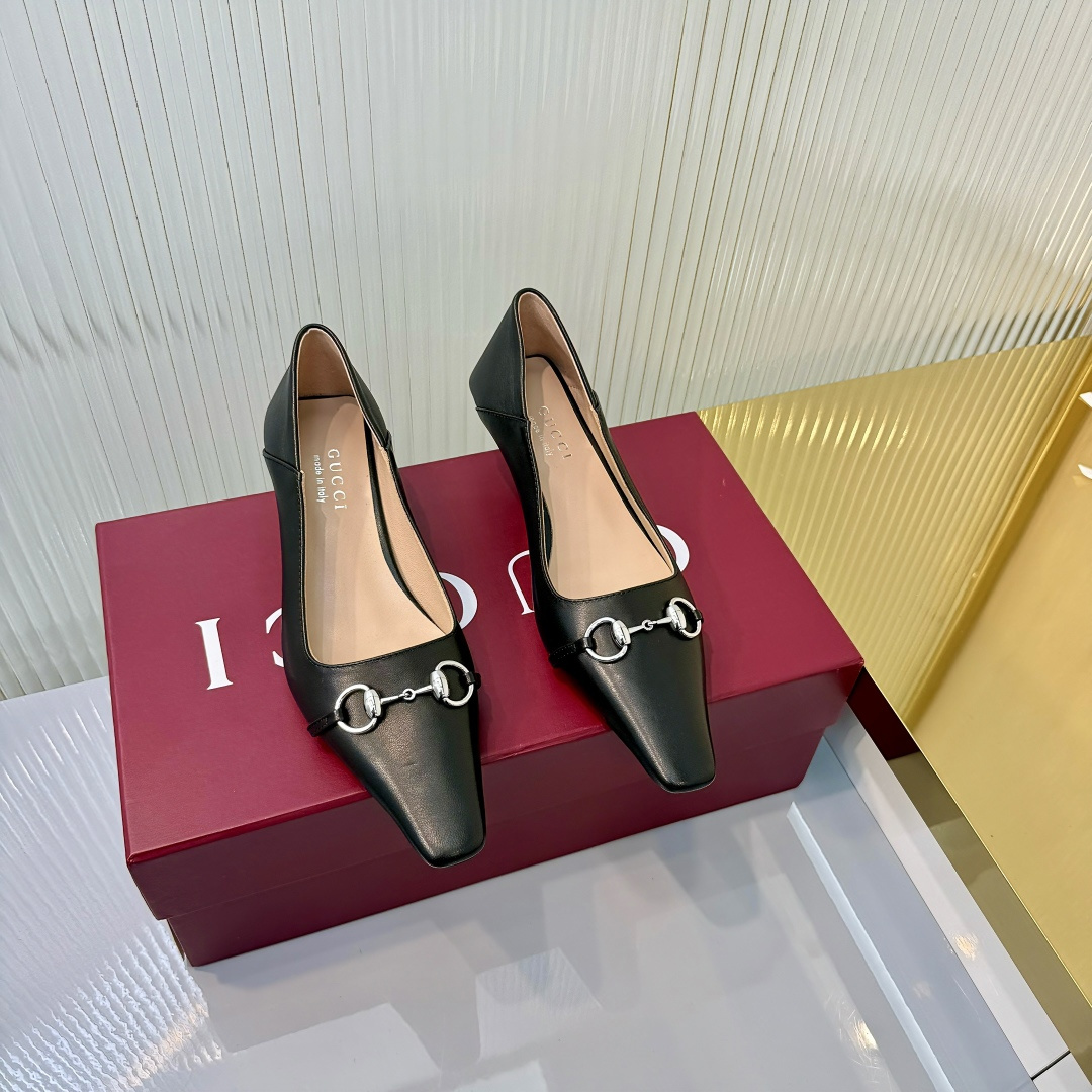 NO:726127,The 2026 spring and summer series is newly launched. The Vittoria series presents an outstanding soft shoe silhouette with a simple and neat extended toe and tapered heel, adding a dazzling new work to 'La Famiglia'. This shoe is made of soft leather, and the back can be folded down, showing a casual and elegant charm. The name of the shoe is derived from this design ingenuity. Red leather Silver tone accessories Beige leather lining  Horsebit buckle and 'Made in Italy by Gucci' logo with matching metallic finish. Extended micro-square toe. Leather sole. Leather-covered tapered heel with metal plate. Medium heel. Size 35-42 'Customized 40-42'. Height 5.5 cm, high-heeled shoes, gucci, high heels.198609092026春夏系列全新上市.Vittoria系列以简约利落的加长鞋头与锥形鞋跟匠心呈献出众柔软的鞋履廓形,为《La Famiglia》增添亮眼新作.这款鞋履甄选柔软皮革打造,后帮可向下翻折,一展随性优雅气韵.其鞋款名称正源于此设计巧思. 红色皮革 银色调配件 米色皮革衬里 马衔扣和同款金属质感饰面“Made in Italy by Gucci”标识 加长微方鞋头 皮革鞋底 皮革包覆锥形鞋跟,饰金属片 中跟 尺码35-42「40-42定做」 高度5.5厘米,高跟鞋单鞋,gucci,high heels,Women's Shoes