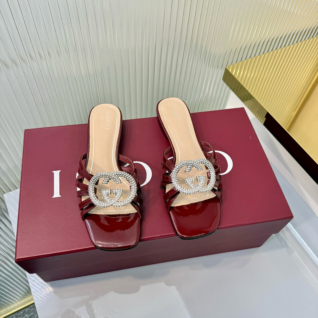 NO:726110,The top version of rhinestone slippers is newly launched in the 2026 spring and summer series. The Vittoria series presents an outstanding soft shoe silhouette with a simple and neat extended toe and tapered heel, adding a dazzling new work to 'La Famiglia'. This shoe is made of soft leather, and the back can be folded down, showing a casual elegance. The name of the shoe is derived from this design idea. Red leather Silver tone accessories Beige leather lining  Horsebit buckle and 'Made in Italy by Gucci' logo with the same metallic finish. Leather soles, leather outsole decorated with metal plates. Flat heel. Size 35-42 '40-42 customized', slippers, gucci, slippers, Leather soles19860909顶级版本 水钻拖鞋 2026春夏系列全新上市.Vittoria系列以简约利落的加长鞋头与锥形鞋跟匠心呈献出众柔软的鞋履廓形,为《La Famiglia》增添亮眼新作.这款鞋履甄选柔软皮革打造,后帮可向下翻折,一展随性优雅气韵.其鞋款名称正源于此设计巧思. 红色皮革 银色调配件 米色皮革衬里 马衔扣和同款金属质感饰面“Made in Italy by Gucci”标识 皮革鞋底,真皮大底 饰金属片 平跟 尺码35-42「40-42定做」,拖鞋,gucci,slippers,Leather soles,Women's Shoes