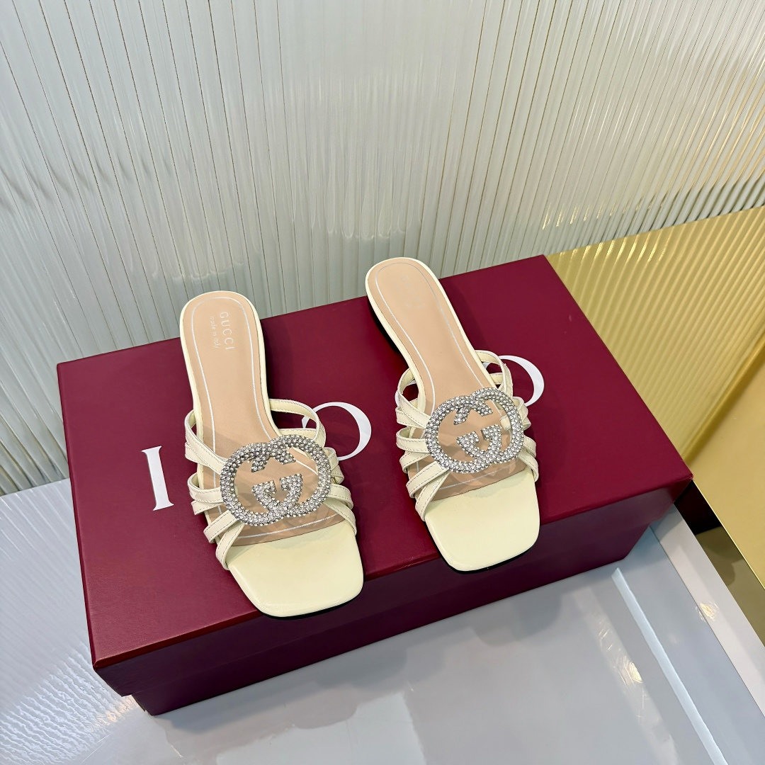 NO:726118,The top version of rhinestone slippers is newly launched in the 2026 spring and summer series. The Vittoria series presents an outstanding soft shoe silhouette with a simple and neat extended toe and tapered heel, adding a dazzling new work to 'La Famiglia'. This shoe is made of soft leather, and the back can be folded down, showing a casual elegance. The name of the shoe is derived from this design idea. Red leather Silver tone accessories Beige leather lining  Horsebit buckle and 'Made in Italy by Gucci' logo with the same metallic finish. Leather sole, genuine leather outsole decorated with metal plate. Flat heel. Size 35-42 '40-42 custom-made, slippers, gucci, slippers, Leather soles19860909顶级版本 水钻拖鞋 2026春夏系列全新上市.Vittoria系列以简约利落的加长鞋头与锥形鞋跟匠心呈献出众柔软的鞋履廓形,为《La Famiglia》增添亮眼新作.这款鞋履甄选柔软皮革打造,后帮可向下翻折,一展随性优雅气韵.其鞋款名称正源于此设计巧思. 红色皮革 银色调配件 米色皮革衬里 马衔扣和同款金属质感饰面“Made in Italy by Gucci”标识 皮革鞋底,真皮大底 饰金属片 平跟 尺码35-42「40-42定做,拖鞋,gucci,slippers,Leather soles,Women's Shoes