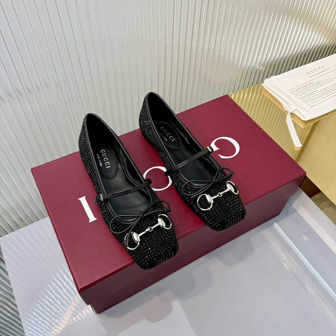 NO:747665,Premium version These iconic horsebit ballet flats feature a square toe and elegant bow detailing, a nod to the traditional ballet shoe silhouette. Crafted from all-over crystal white suede, these ballet flats feature a silver-toned horsebit for added style. 'Sacchetto' construction and soft padded insole provide comfort. All-over crystal white suede Silver-toned hardware Leather lining Horsebit Leather bow detail  Padded leather insole Leather sole 'Sacchetto' construction Lace-up design with adjustable buckle Flat sole Size 35-41, ballet shoes, flats19860909顶级版本 这款标志性马衔扣平底芭蕾舞鞋采用方形鞋头,搭配雅致的蝴蝶结细节,致意传统芭蕾舞鞋款型.这款芭蕾平底鞋甄选饰通体仿水晶白色绒面材质打造,搭配银色调马衔扣,突显别样风采.“Sacchetto”构造和柔软的加衬内底带来舒适穿着体验. 饰通体仿水晶白色绒面材质 银色调配件 皮革衬里 马衔扣 皮革蝴蝶结细节 加衬皮革内底 皮革鞋底 “Sacchetto”构造 绑带固定设计,配可调节搭扣 平底 尺码35-41,芭蕾舞鞋,flats,Women's Shoes