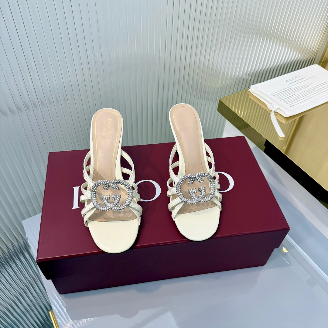 NO:747669,The top version of rhinestone slippers is newly launched in the 2026 spring and summer series. The Vittoria series presents an outstanding soft shoe silhouette with a simple and neat extended toe and tapered heel, adding a dazzling new work to 'La Famiglia'. This shoe is made of soft leather, and the back can be folded down, showing a casual elegance. The name of the shoe is derived from this design idea. Red leather Silver tone accessories Beige leather lining  Horsebit buckle and 'Made in Italy by Gucci' logo with the same metallic finish. Leather soles, leather outsole decorated with metal plates. Sizes 35-42 '40-42 customized' Buy now, high heels and slippers, gucci, high heels, slippers, Leather soles19860909顶级版本 水钻拖鞋 2026春夏系列全新上市.Vittoria系列以简约利落的加长鞋头与锥形鞋跟匠心呈献出众柔软的鞋履廓形,为《La Famiglia》增添亮眼新作.这款鞋履甄选柔软皮革打造,后帮可向下翻折,一展随性优雅气韵.其鞋款名称正源于此设计巧思. 红色皮革 银色调配件 米色皮革衬里 马衔扣和同款金属质感饰面“Made in Italy by Gucci”标识 皮革鞋底,真皮大底 饰金属片 尺码35-42「40-42定做」 立即抢购,高跟鞋拖鞋,gucci,high heels,slippers,Leather soles,Women's Shoes