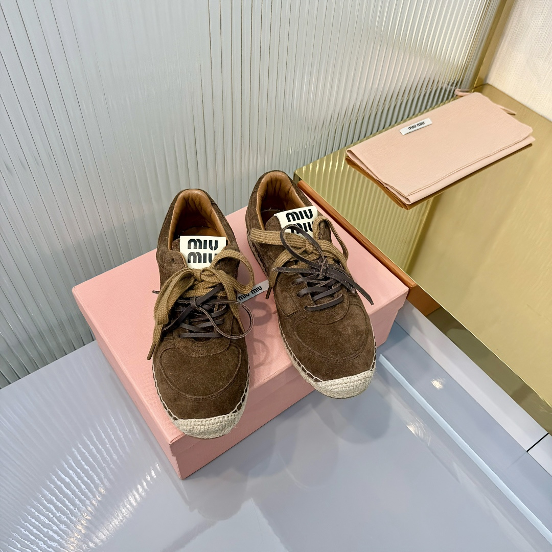 NO:747617,Top version) 26s-Miu Miu ▏Retro moral shoes, fisherman shoes with hemp rope soles, catwalk style, close-up details of the craftsmanship from the Miu Miu series. The trend of the new season is a beloved concept at the moment, multiple collisions, retro hemp rope soles, conveying modern style ~ Looks good no matter how you wear it, the favorite trend model for fashionistas. Upper; imported cowhide lining; sheepskin outsole; hemp rope rubber craft outsole, welcome to order.  Size; 35-40 (41 customized), casual shoes/sports shoes, miumiu, sneakers, espadrilles, cowhide, sheepskin19860909顶级版本） 26s-Miu Miu ▏复古德训鞋 麻绳底渔夫鞋 走秀款 工艺来自Miu Miu系列的细节特写 新季的潮流此刻挚爱的概念,多元对撞,复古麻绳底,传达现代风格~ 怎么穿都好看,时髦精最爱 的潮流款. 鞋面；进口牛皮 内里；羊皮 大底；麻绳橡胶工艺大底,欢迎报单. 码数；35-40（41定做）,休闲鞋/运动鞋,miumiu,sneakers,espadrilles,cowhide,sheepskin,Women's Shoes