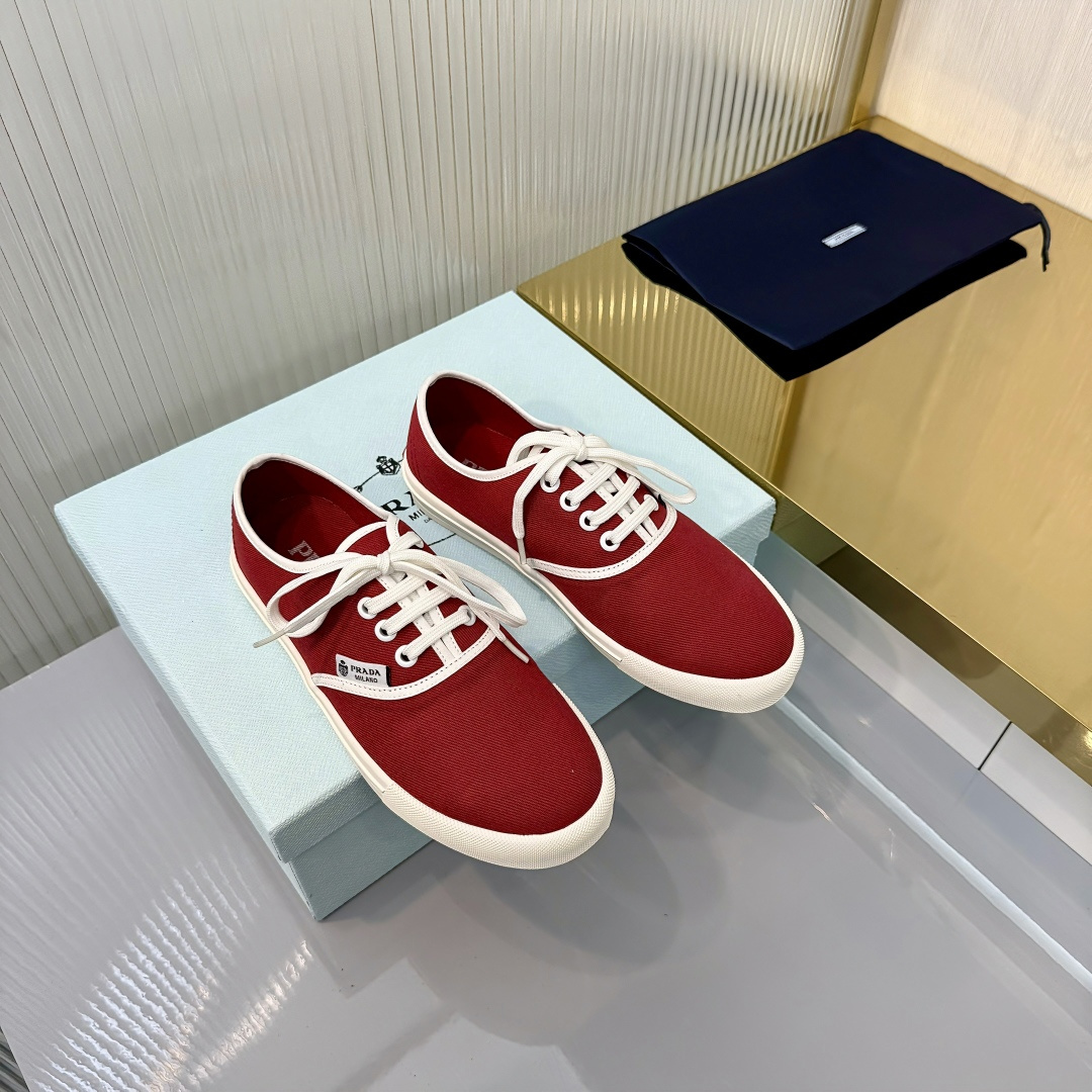 NO:747664,PRADA Prada LOGO printed thick-soled canvas casual shoes!  Printed shoes, the design reveals a retro style, showing Doublewhell's sporty design style. The textured thick sole is paired with a classic nylon gabardine upper, decorated with a rubber triangle logo, highlighting the brand style. It is a must-have for major celebrities. Imported nylon waterproof cloth on the upper, mixed sheepskin lining on the inside, high flat bottom heel, size 35-41, buy now, casual shoes/sports shoes, prada, prada, sneakers, sheepskin19860909PRADA 普拉达 LOGO 印花厚底帆布休闲鞋！ 印花鞋 ,设计流露出复古风情,展现Doublewhell 运动风的设计风格 纹理质感的厚底搭配经典的尼龙华达呢鞋帮,饰以橡胶三角形徽标,彰显品牌格调,各大牌明星必备款. 鞋面进口尼龙防水布 内里混种羊皮内里 跟高平底 码数35-41 立即抢购,休闲鞋/运动鞋,prada,prada,sneakers,sheepskin,Women's Shoes