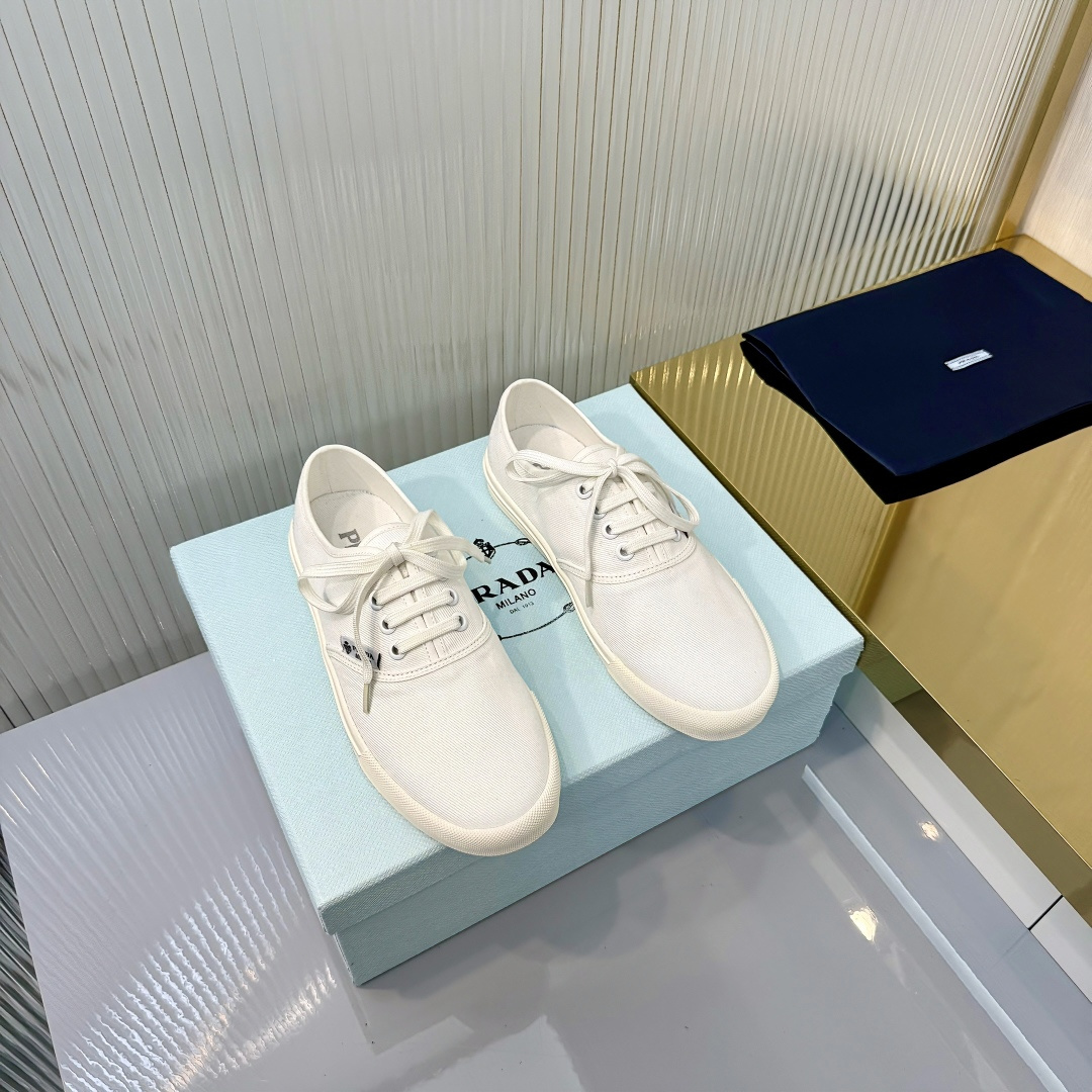 NO:747668,p PRADA Prada LOGO printed thick-soled canvas casual shoes!  Printed shoes, the design reveals a retro style, showing Doublewhell's sporty design style. The textured thick sole is paired with a classic nylon gabardine upper, decorated with a rubber triangle logo, highlighting the brand style. It is a must-have for major celebrities. Imported nylon waterproof cloth on the upper, mixed sheepskin lining on the inside, high flat bottom heel, size 35-41, buy now, casual shoes/sports shoes, prada, prada, sneakers, sheepskin19860909p PRADA 普拉达 LOGO 印花厚底帆布休闲鞋！ 印花鞋 ,设计流露出复古风情,展现Doublewhell 运动风的设计风格 纹理质感的厚底搭配经典的尼龙华达呢鞋帮,饰以橡胶三角形徽标,彰显品牌格调,各大牌明星必备款. 鞋面进口尼龙防水布 内里混种羊皮内里 跟高平底 码数35-41 立即抢购,休闲鞋/运动鞋,prada,prada,sneakers,sheepskin,Women's Shoes