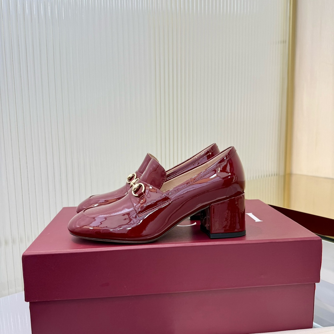 NO:747655,Top version!  Sizes 35-42) As a tribute to the brand's equestrian origins, the horsebit has gone through the baptism of time, integrating its rich historical heritage with modern fashion style. These women's shallow loafers are crafted from soft glossy patent leather. White leather, light gold tone accessories, horsebit, cow leather sole, mid heel, height 5.5 cm, loafers, loafers, cowhide19860909顶级版！ 尺码35-42）作为对品牌马术本源的致敬之作,马衔扣历经时间洗礼后,将厚重历史底蕴与现代时尚型格融为一体.这款女士浅口乐福鞋采用柔软亮面漆皮匠心打造. 白色皮 浅金色调配件 马衔扣 牛皮革鞋底 中跟 高度5.5厘米,乐福鞋,loafers,cowhide,Women's Shoes