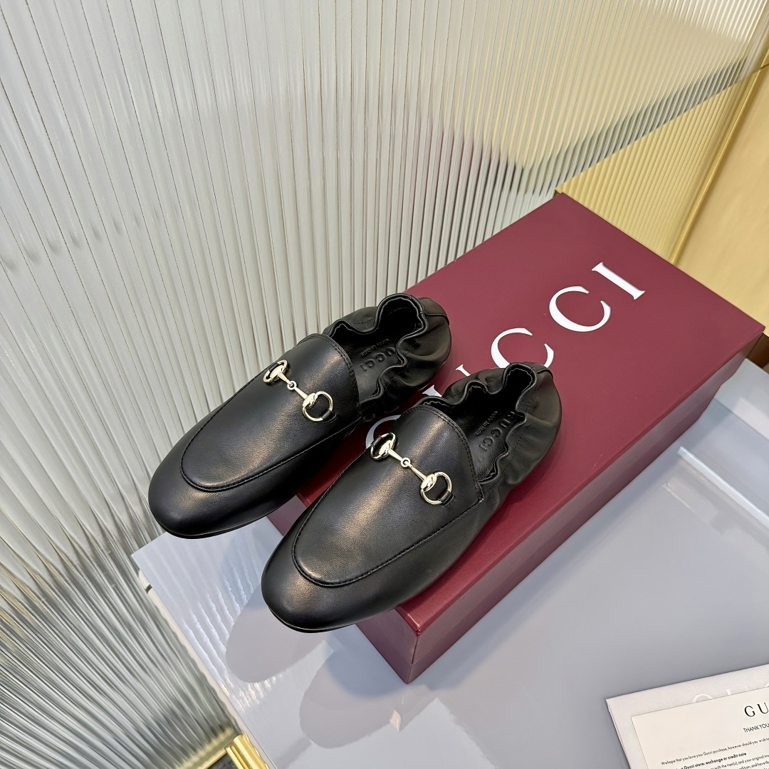 NO:747650,Top quality!  As a tribute to the brand's equestrian origins, the horsebit has gone through the baptism of time, integrating its rich historical heritage with modern fashion style. This women's shallow loafer is crafted from soft glossy patent leather. Black patent leather + first-layer cowhide, light gold tone accessories, horsebit, leather outsole + flat heel, size 35-42 '40-42 customization', loafers, loafers, Leather soles19860909顶板货！ 作为对品牌马术本源的致敬之作,马衔扣历经时间洗礼后,将厚重历史底蕴与现代时尚型格融为一体.这款女士浅口乐福鞋采用柔软亮面漆皮匠心打造. 黑色漆皮+头层牛绒 浅金色调配件 马衔扣 真皮大底鞋底+ 平跟 尺码35-42「40-42定做」,乐福鞋,loafers,Leather soles,Women's Shoes